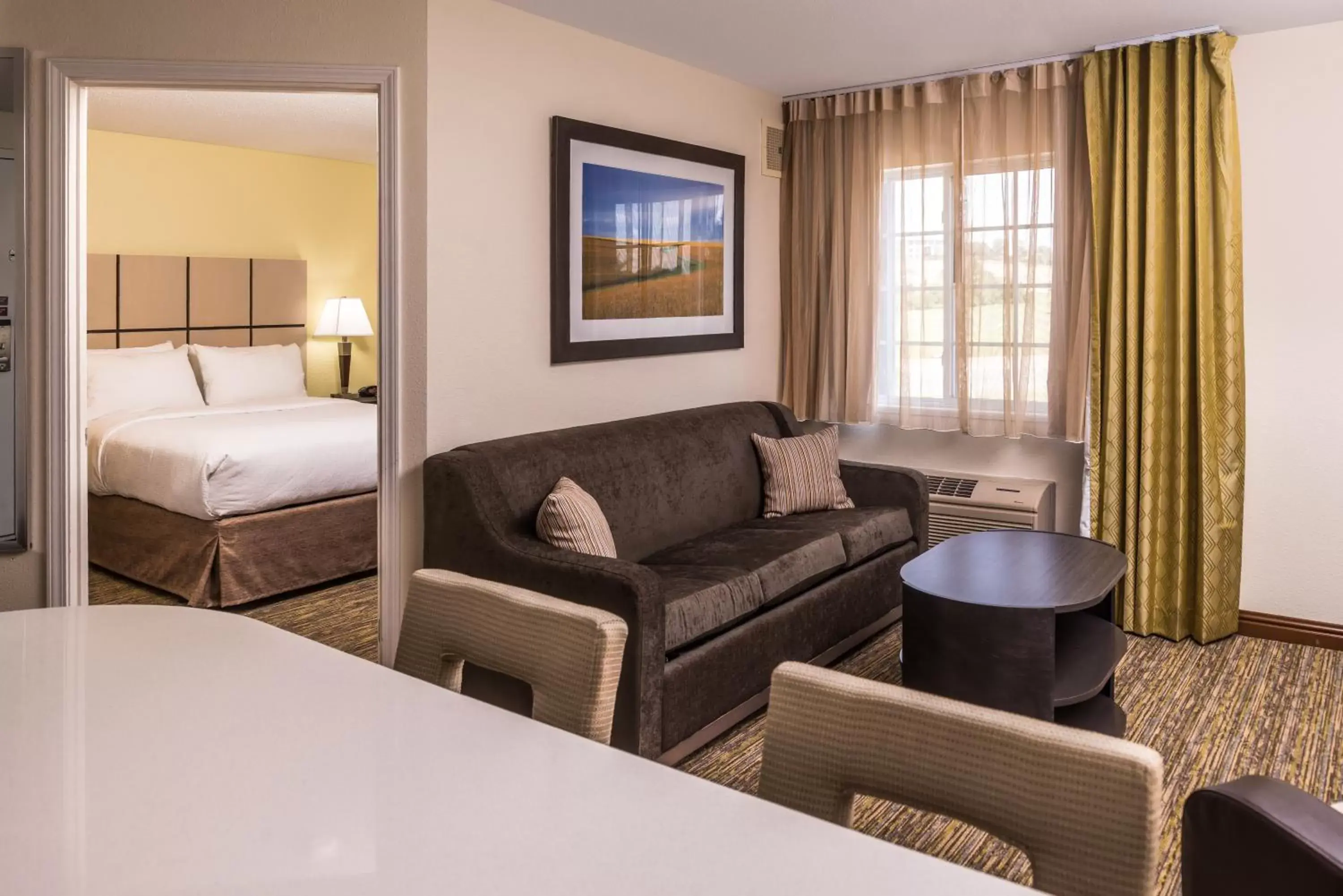 Photo of the whole room, Seating Area in Candlewood Suites Kansas City, an IHG Hotel
