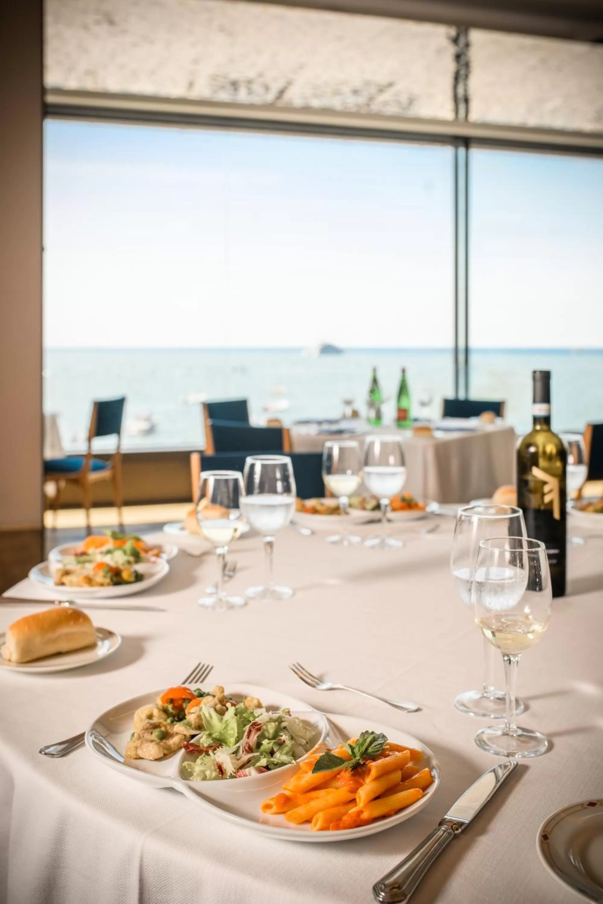 Restaurant/places to eat in Hotel Royal Continental