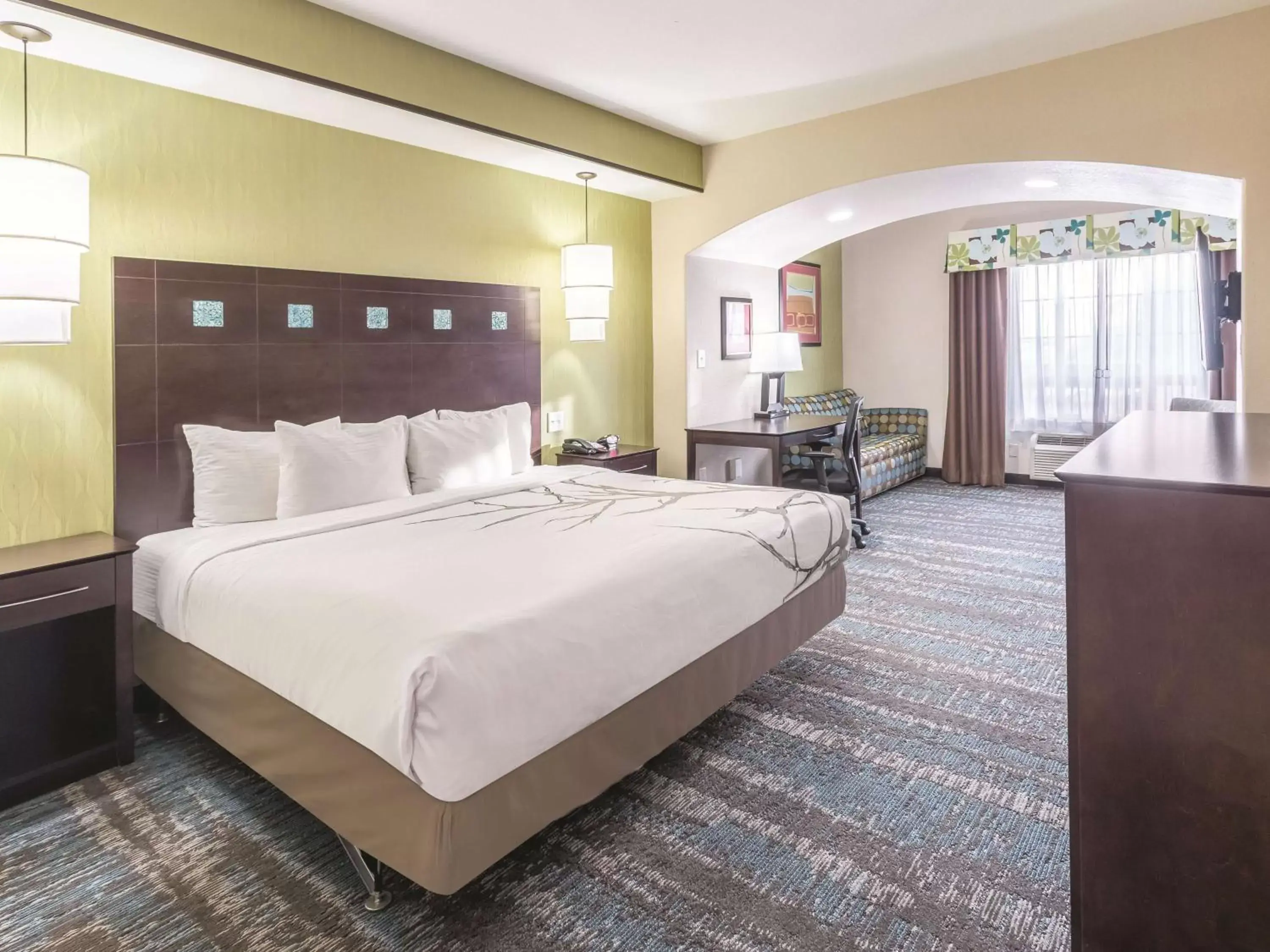 Photo of the whole room, Bed in La Quinta by Wyndham Dallas Grand Prairie South