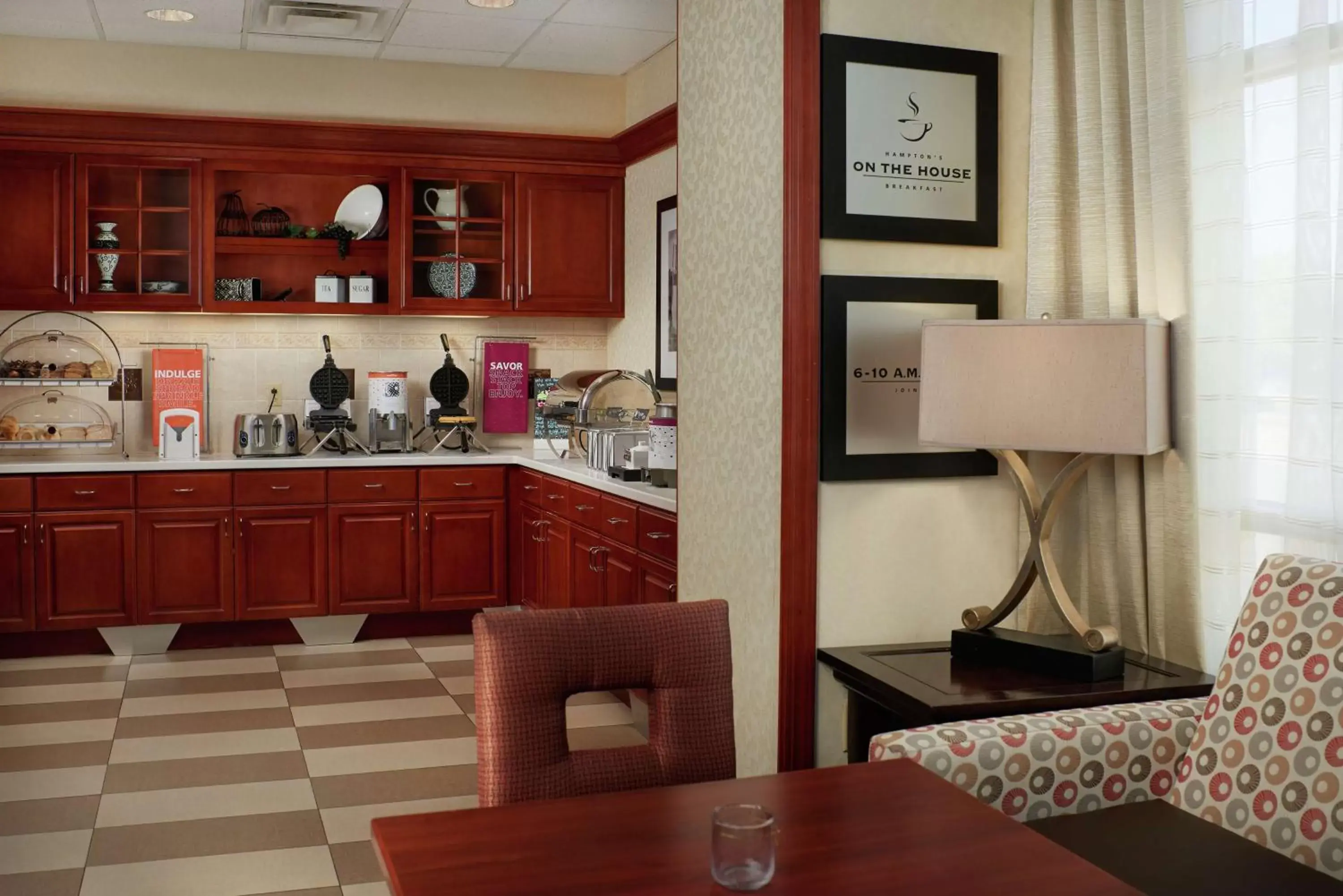 Dining area, Kitchen/Kitchenette in Hampton Inn & Suites Roswell
