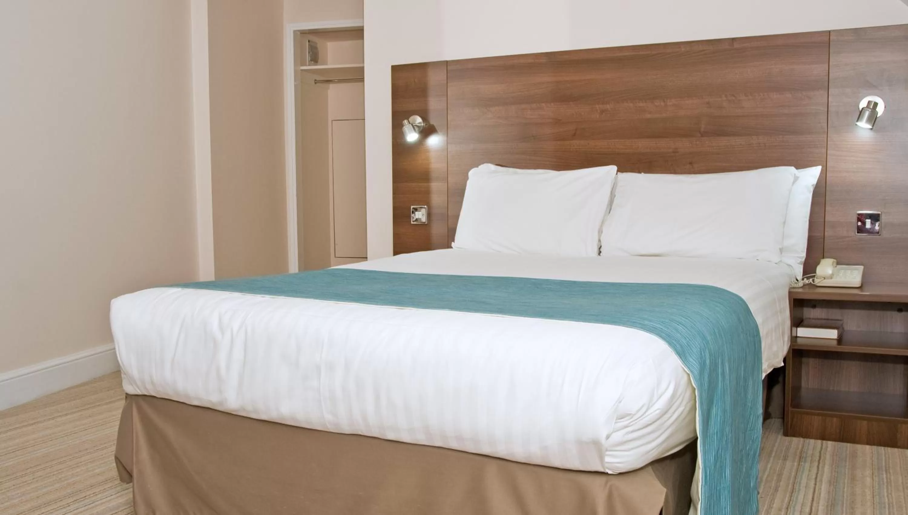 Bed in Best Western Carlton Hotel