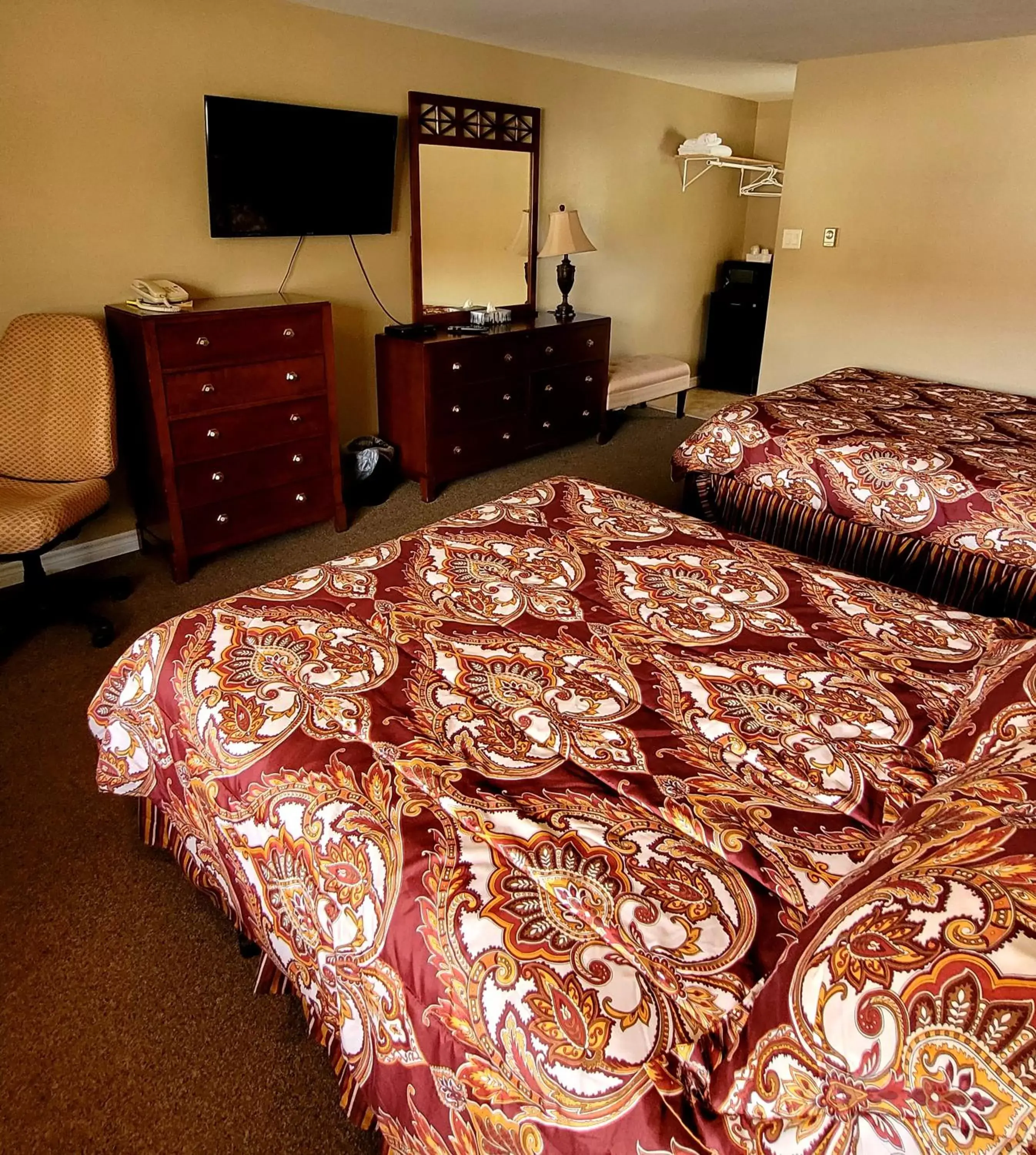 Photo of the whole room, Bed in Fundy Line Motel