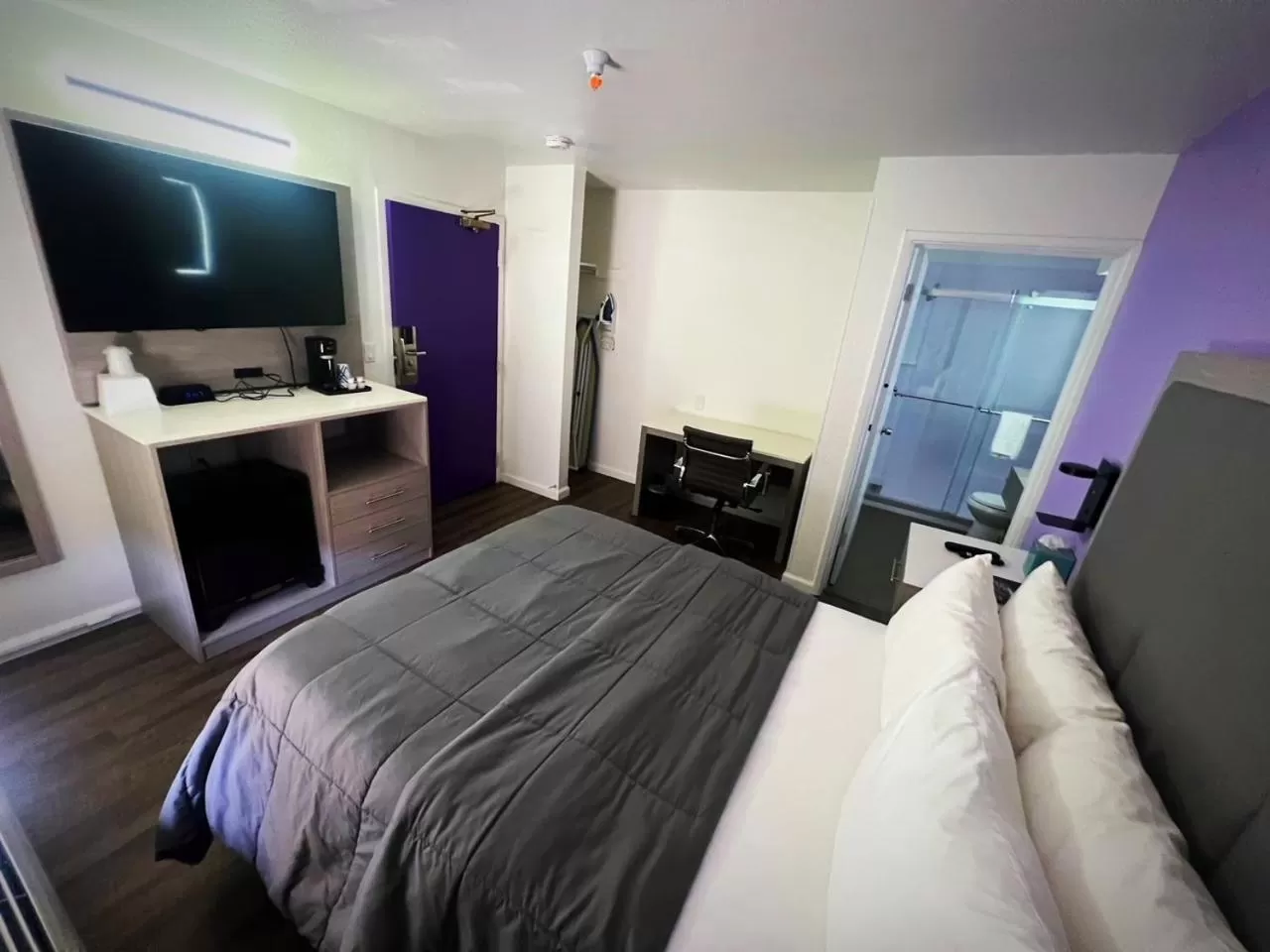 Communal lounge/ TV room, Bed in The Aqua Pacific Hotel