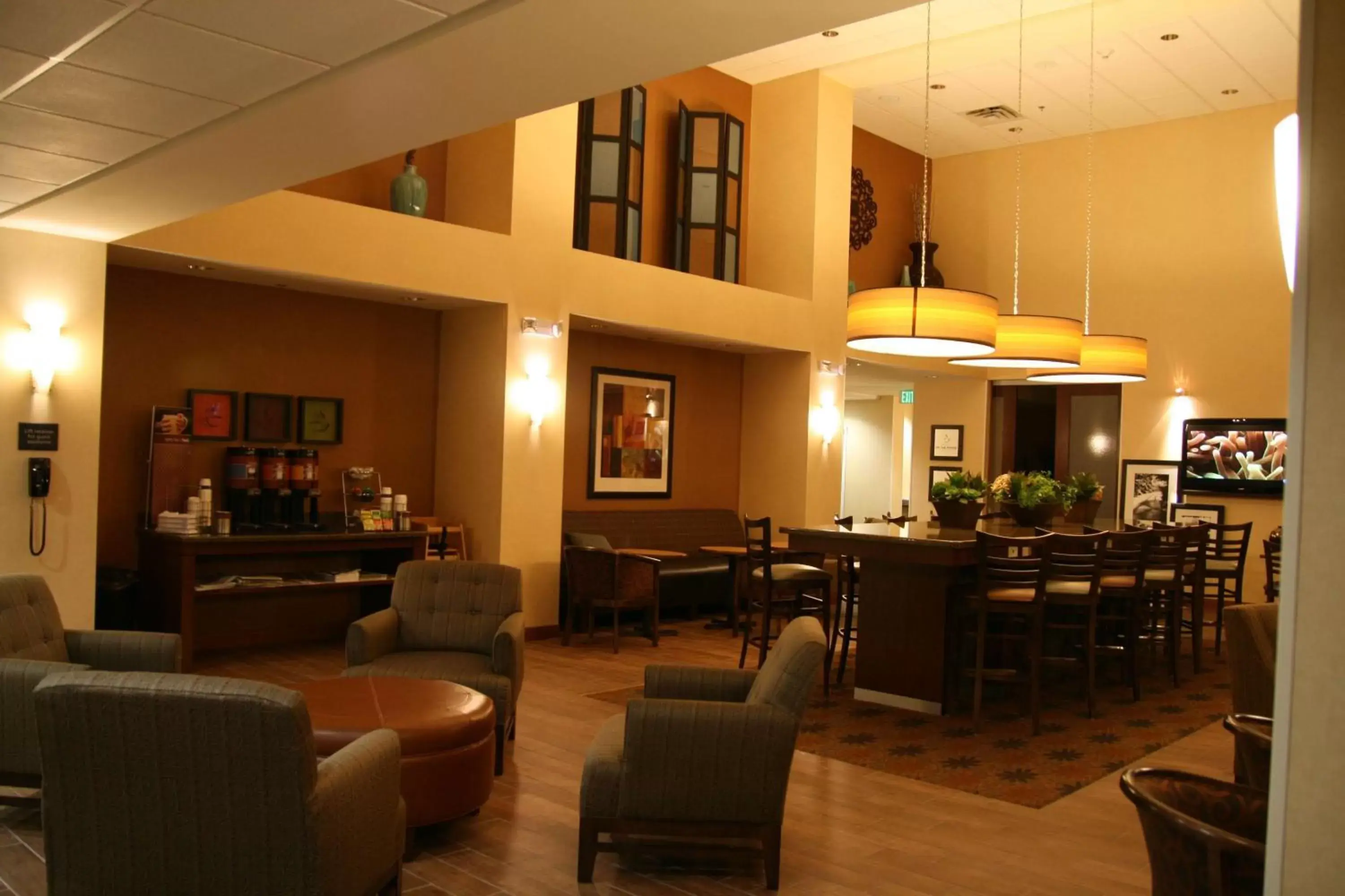 Lobby or reception, Lounge/Bar in Hampton Inn and Suites Pueblo/North