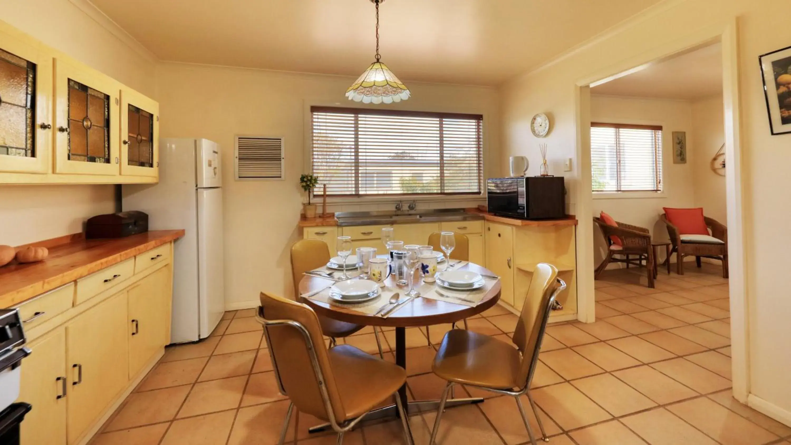 Kitchen or kitchenette, Dining Area in Charles Rasp Motor Inn & Cottages