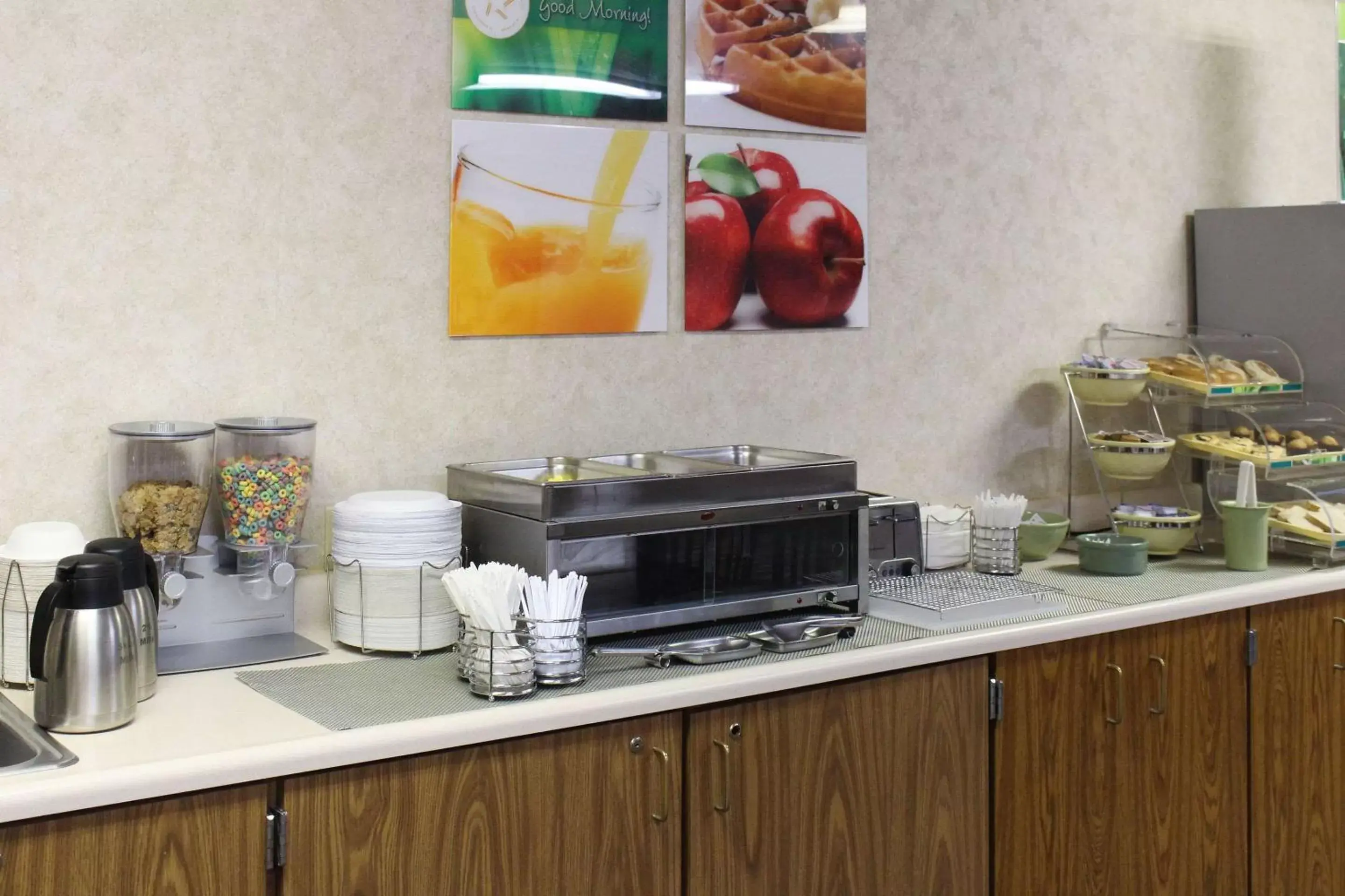 Restaurant/places to eat, Kitchen/Kitchenette in Quality Inn Spearfish