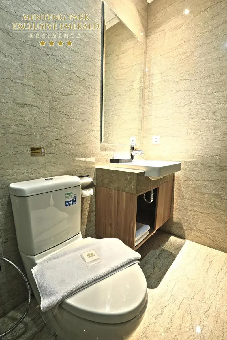 Bathroom in Menteng Park Exclusive Emerald