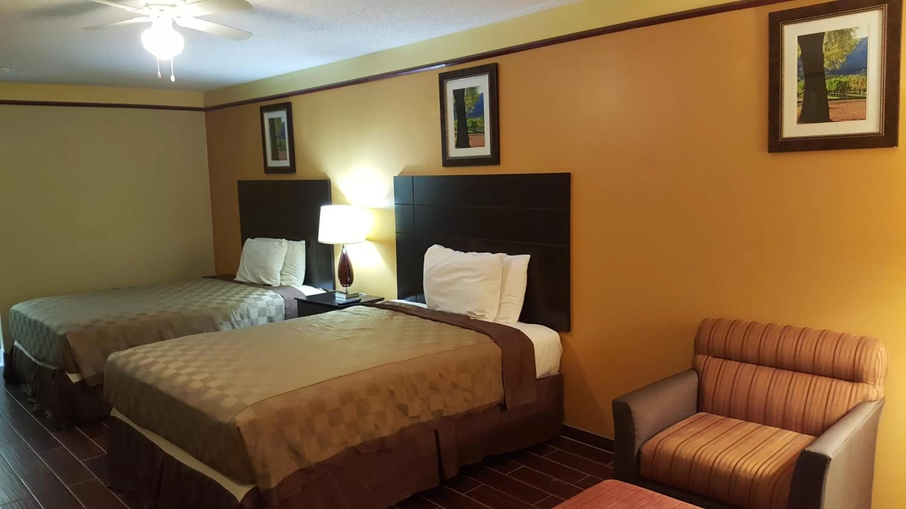 Bed in Deluxe Inn and Suites