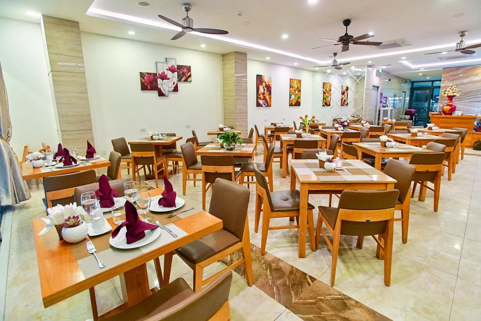 Restaurant/places to eat in Boss Hotel