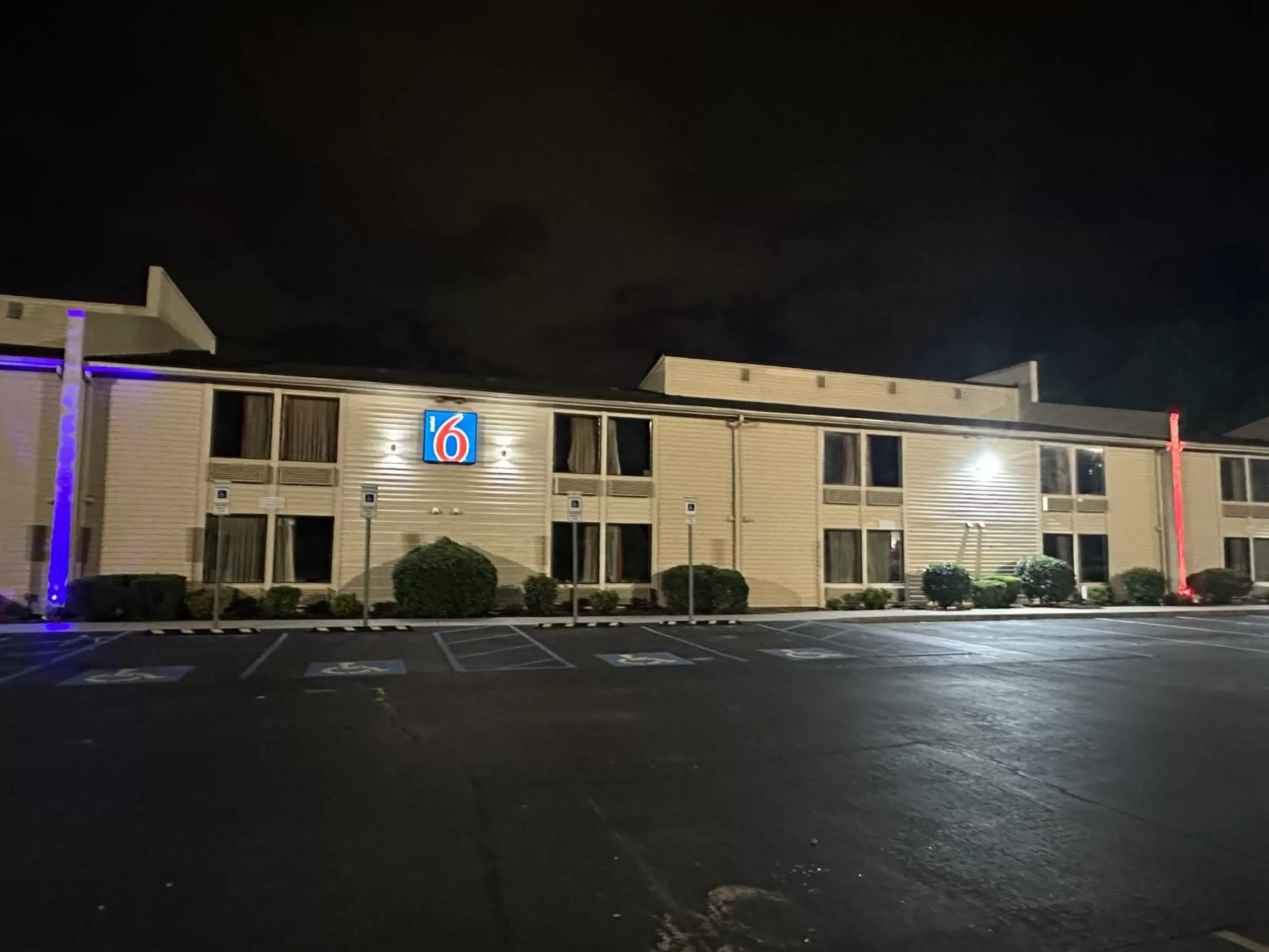 Property Building in Motel 6-Greensboro, NC - Airport