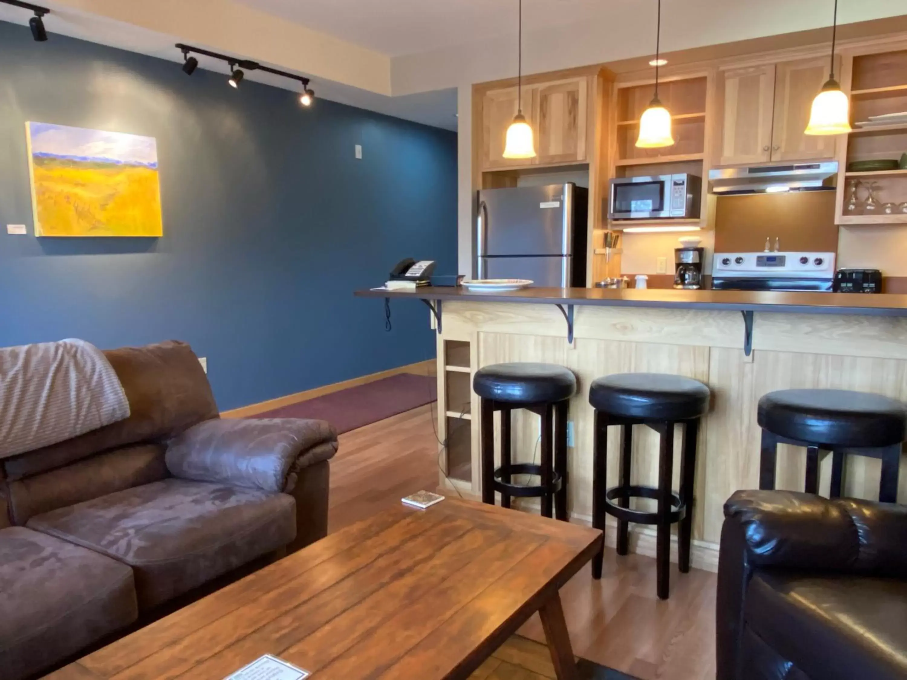 Kitchen or kitchenette, Lounge/Bar in Twisp River Suites