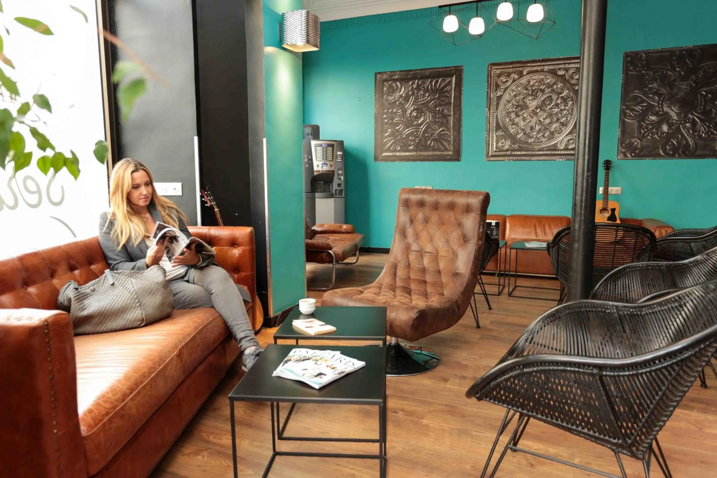 Communal lounge/ TV room in Arty Paris Porte de Versailles by River