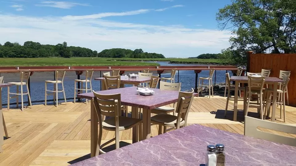 Restaurant/places to eat in Shea's Riverside Inn & Motel