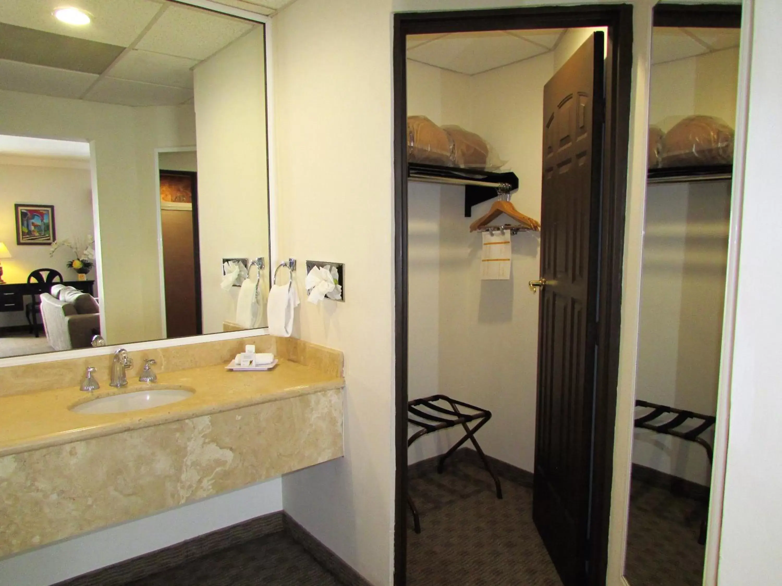 Bathroom in Best Western Hotel Posada Del Rio Express