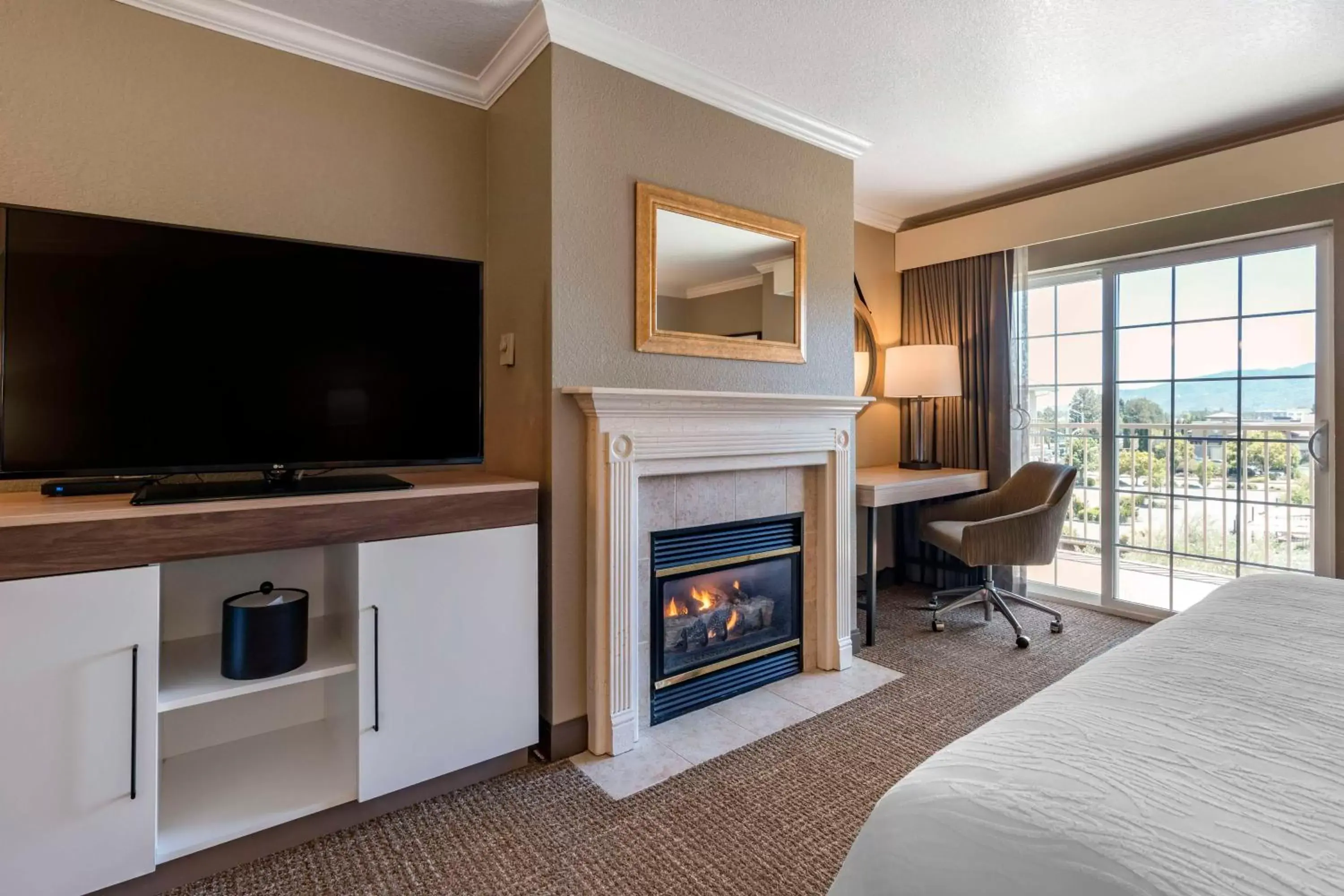 Bedroom, TV/Entertainment Center in Hampton Inn Ukiah