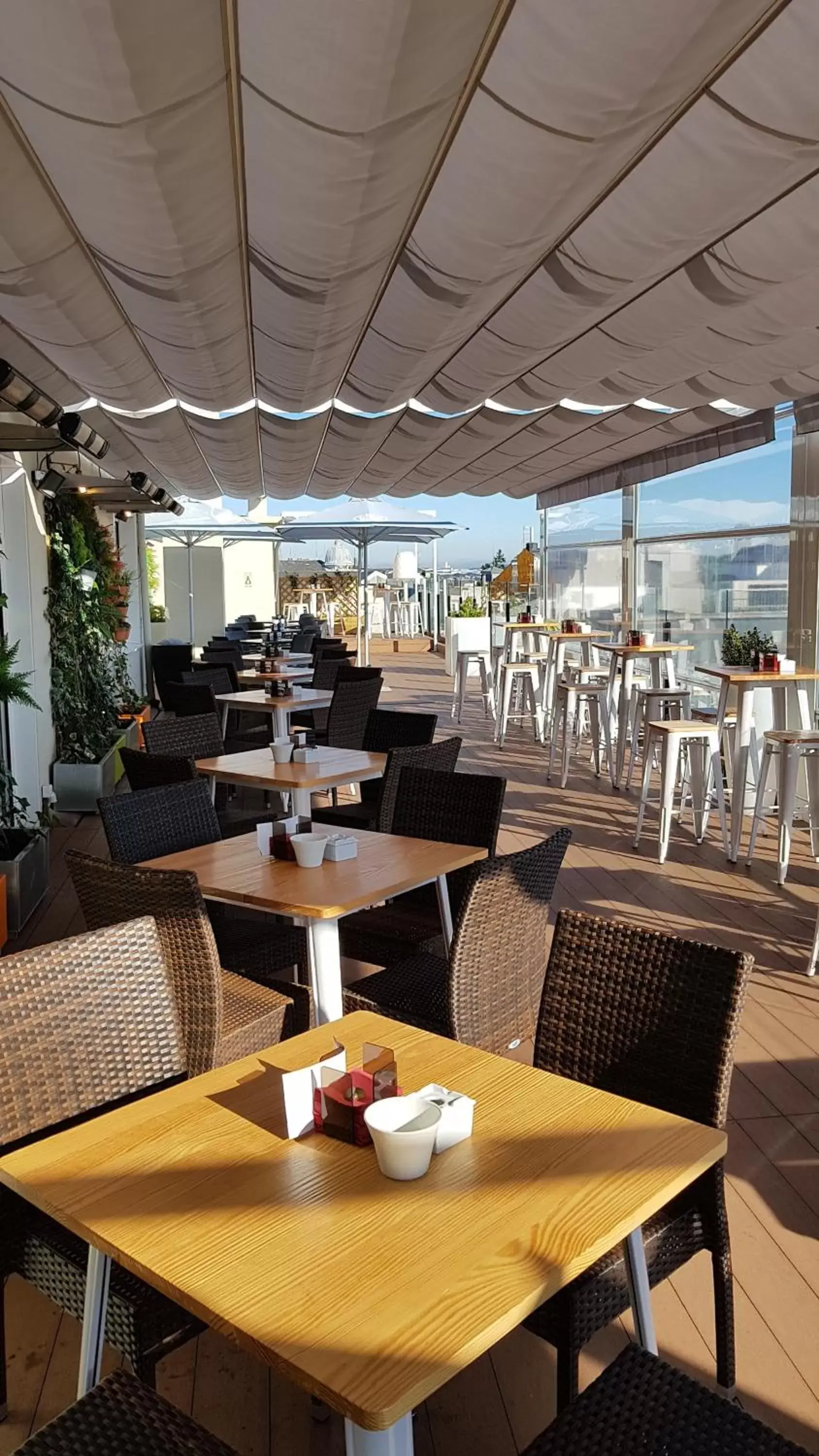Balcony/Terrace, Restaurant/Places to Eat in Hotel Mendez Nuñez
