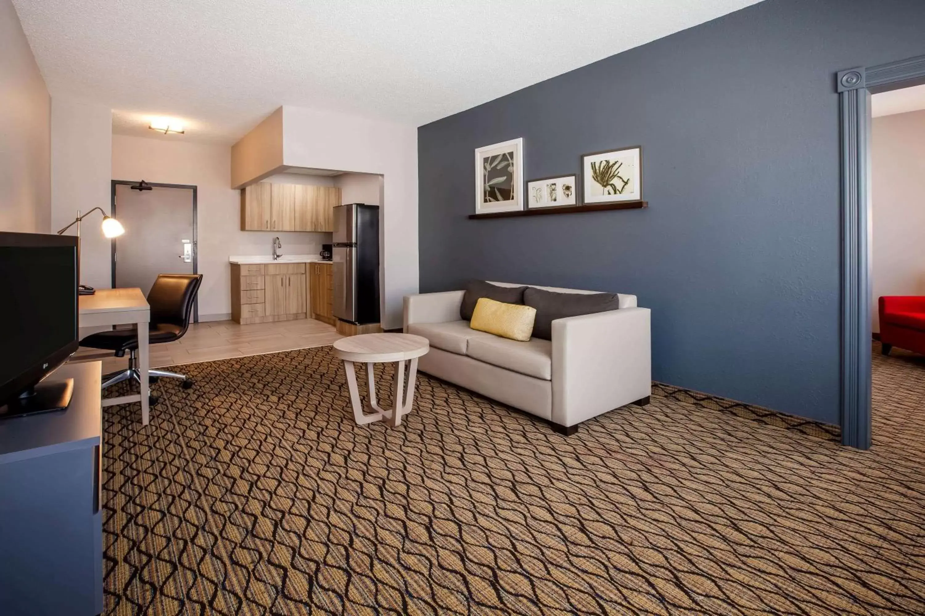 Photo of the whole room, Seating Area in Days Inn & Suites by Wyndham Rochester Hills MI