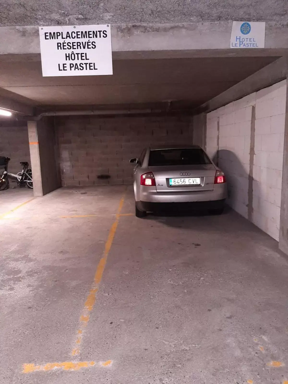 Parking in Hôtel le Pastel