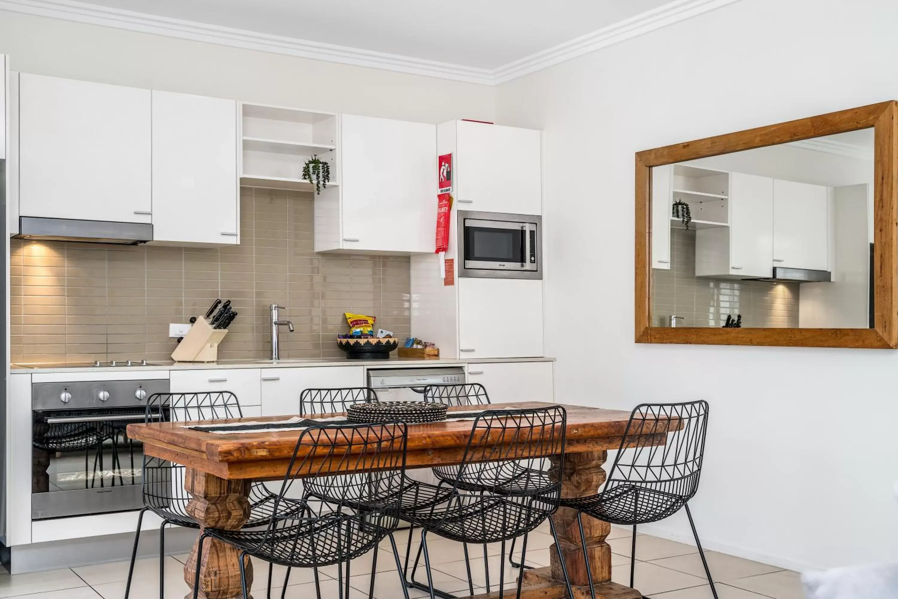 Dining area, Kitchen/Kitchenette in Byron Bay Hotel and Apartments