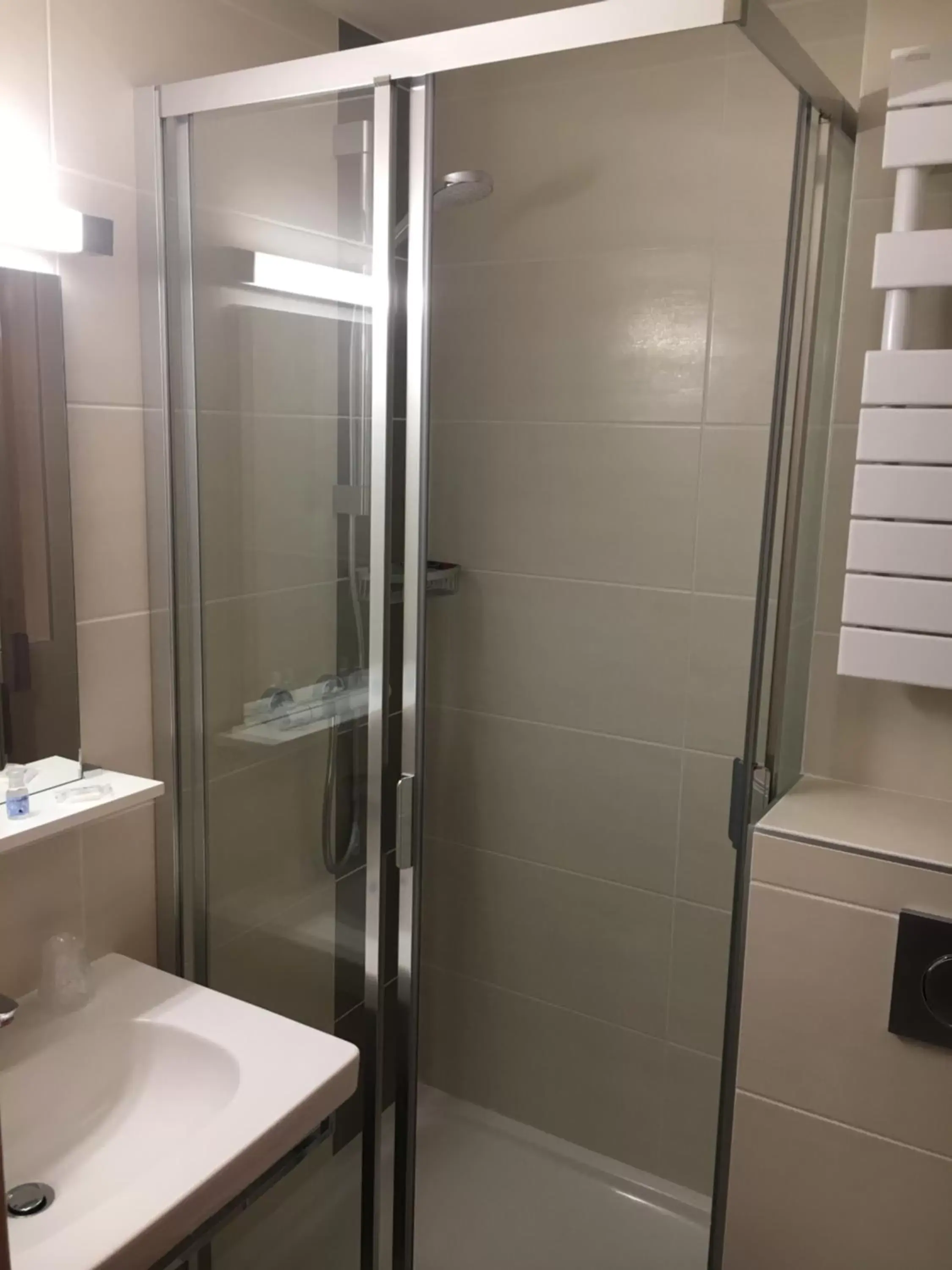 Shower, Bathroom in Hôtel Relais d'Étretat