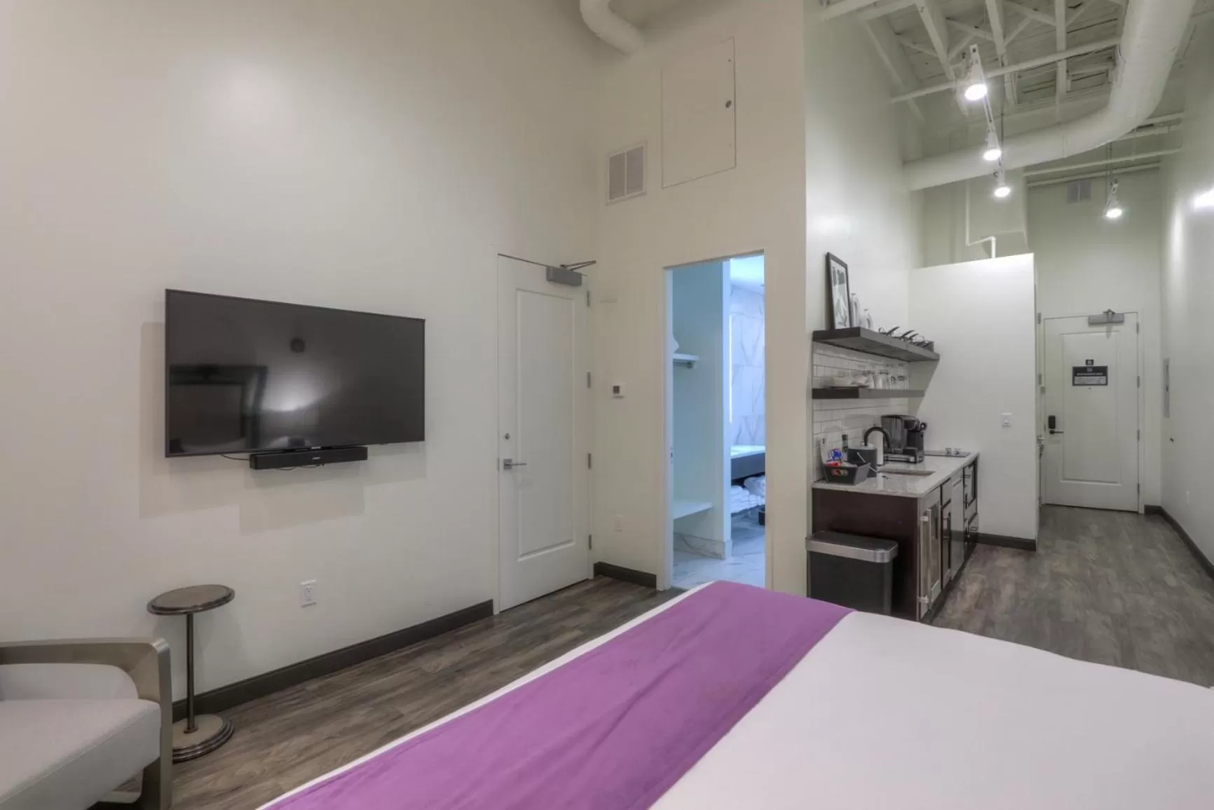 TV and multimedia, Bed in Studio 154 Hotel