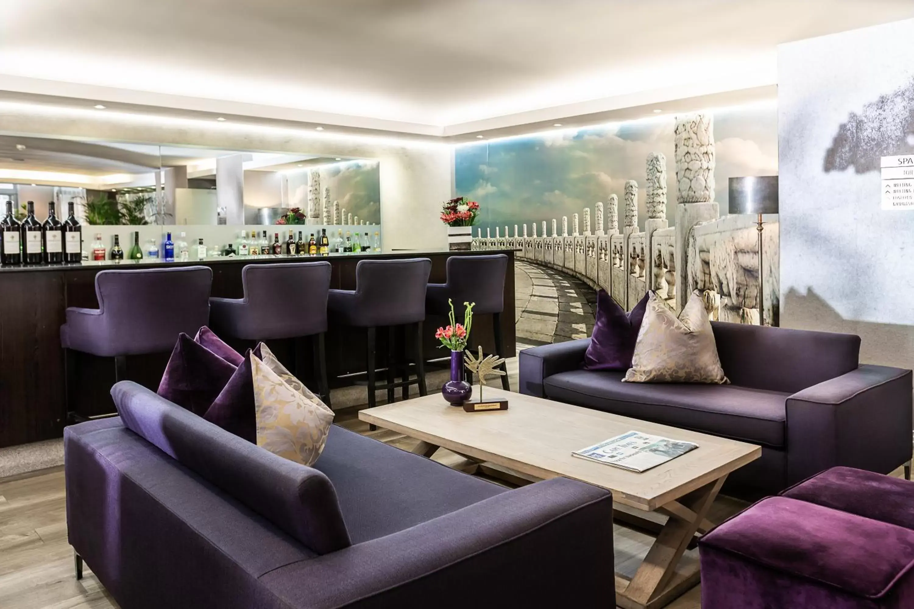 Lounge or bar, Restaurant/Places to Eat in The Hyde All Suite Hotel