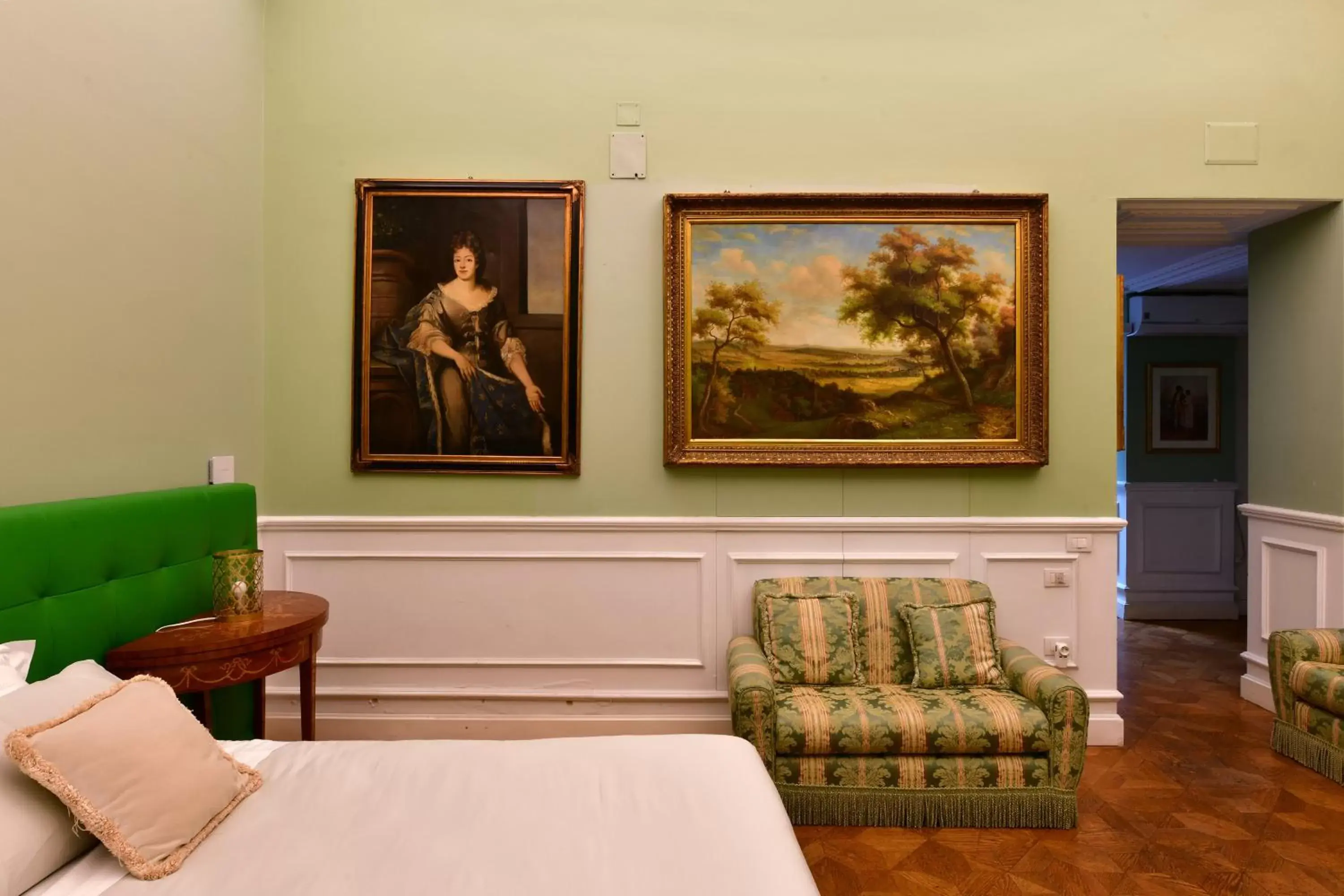 Bedroom, Seating Area in Sisuites