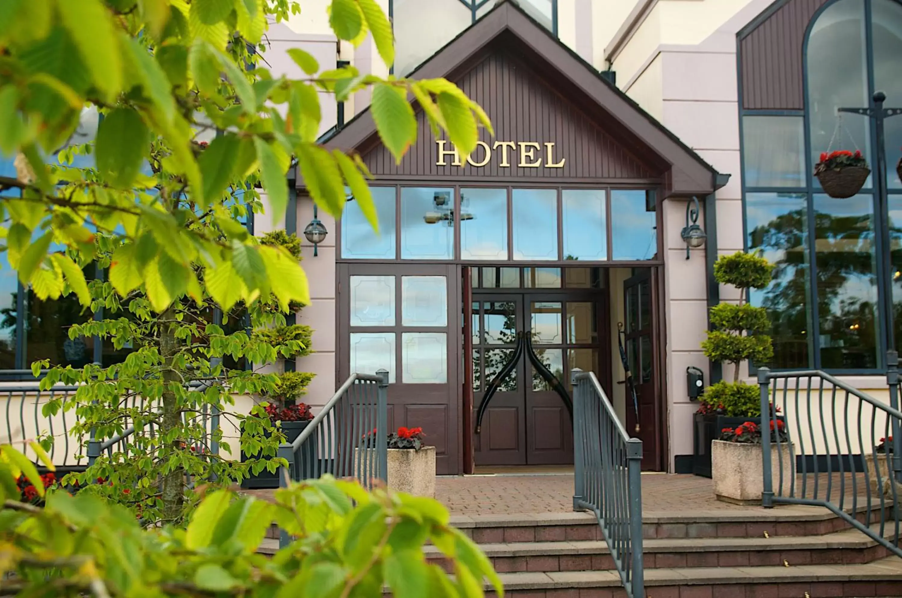 Facade/entrance, Property Building in Four Seasons Hotel & Leisure Club