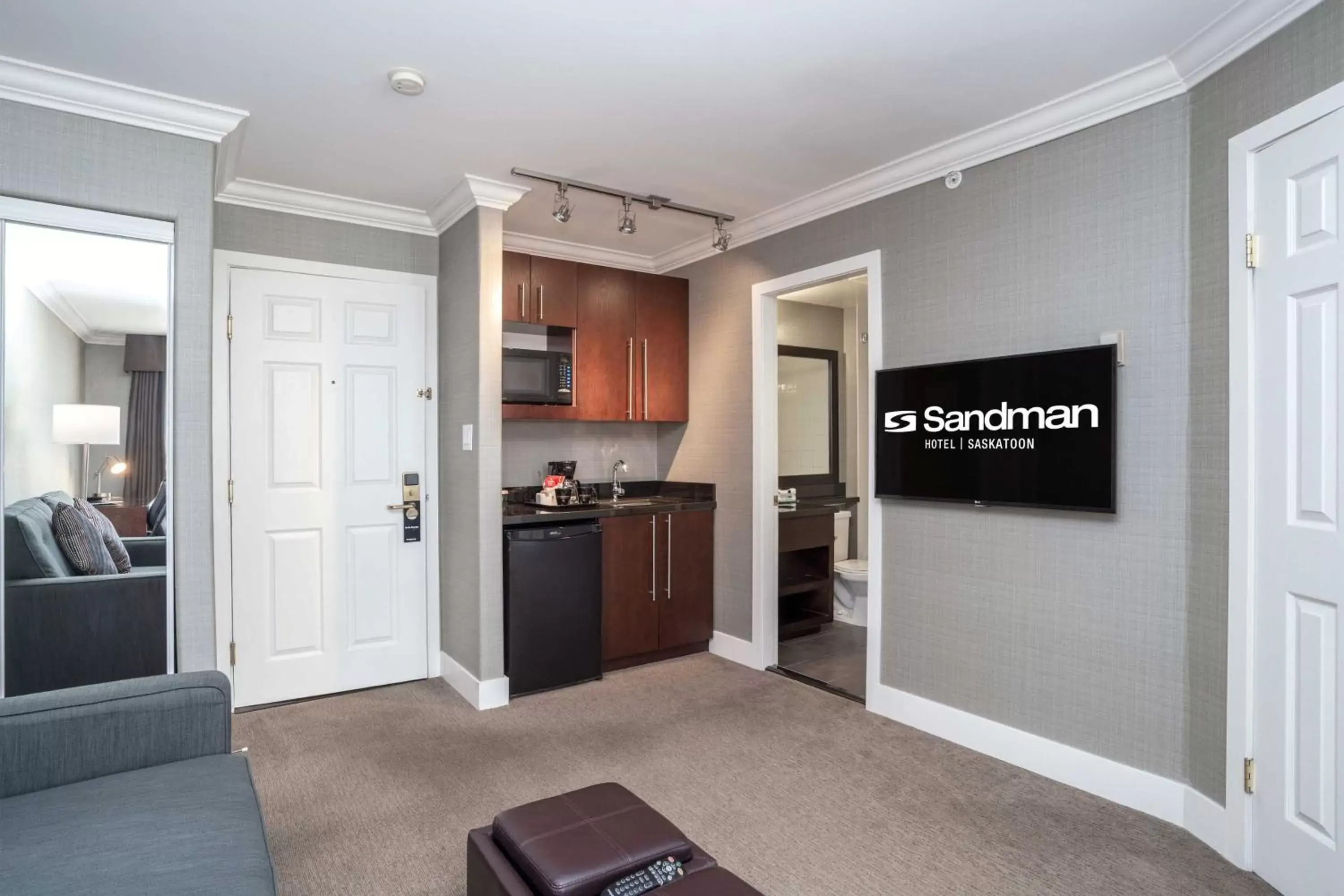 Photo of the whole room, Kitchen/Kitchenette in Sandman Hotel Saskatoon
