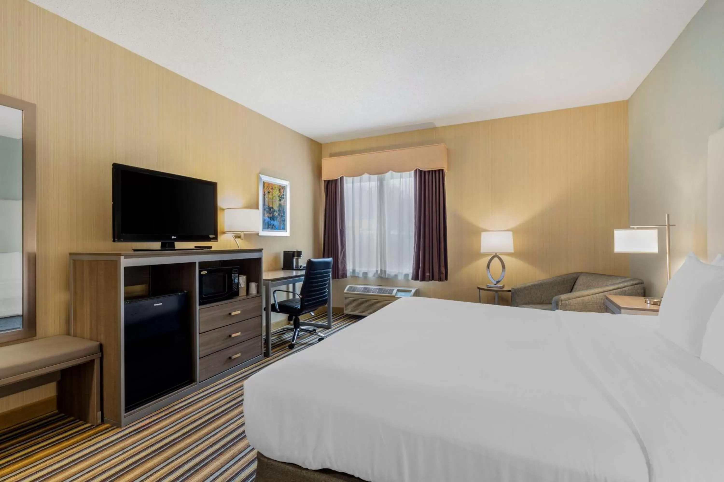 Bedroom, Bed in Best Western Plus New England Inn & Suites