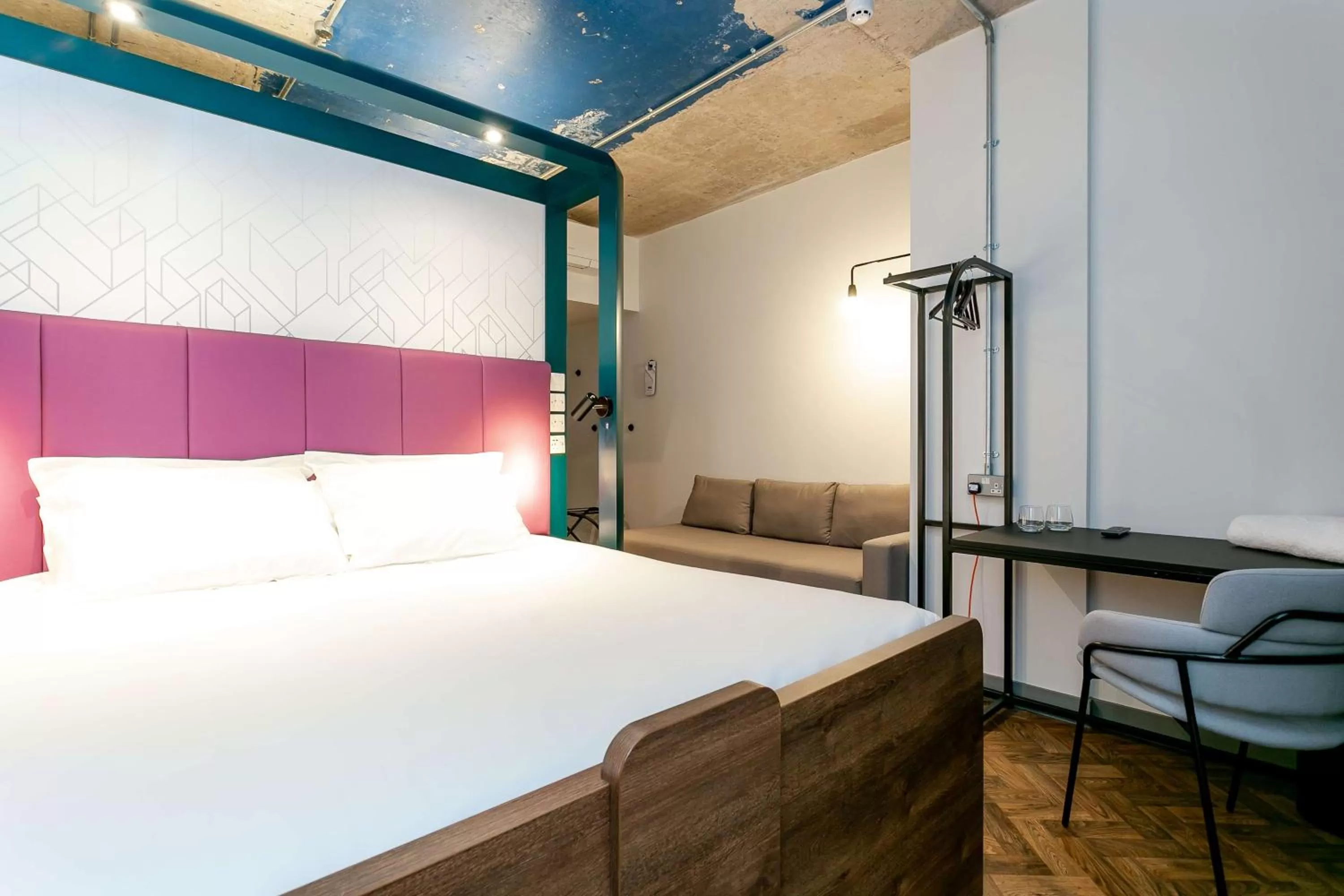 Bedroom, Bed in YOTEL Manchester Deansgate