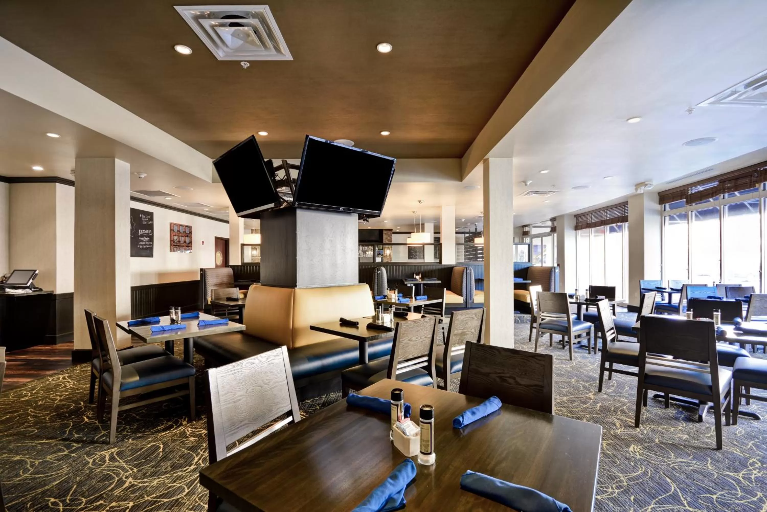Restaurant/places to eat in Holiday Inn Detroit Metro Airport by IHG