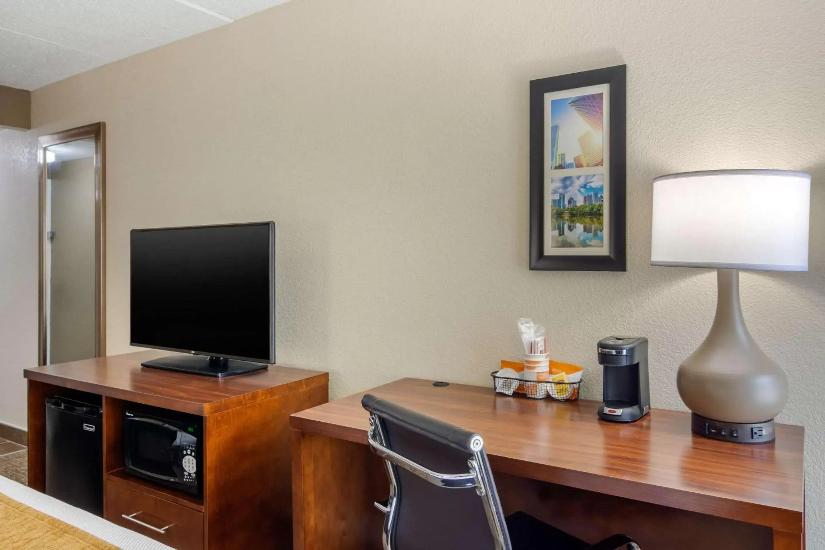 Photo of the whole room, TV/Entertainment Center in Comfort Inn Atlanta Airport