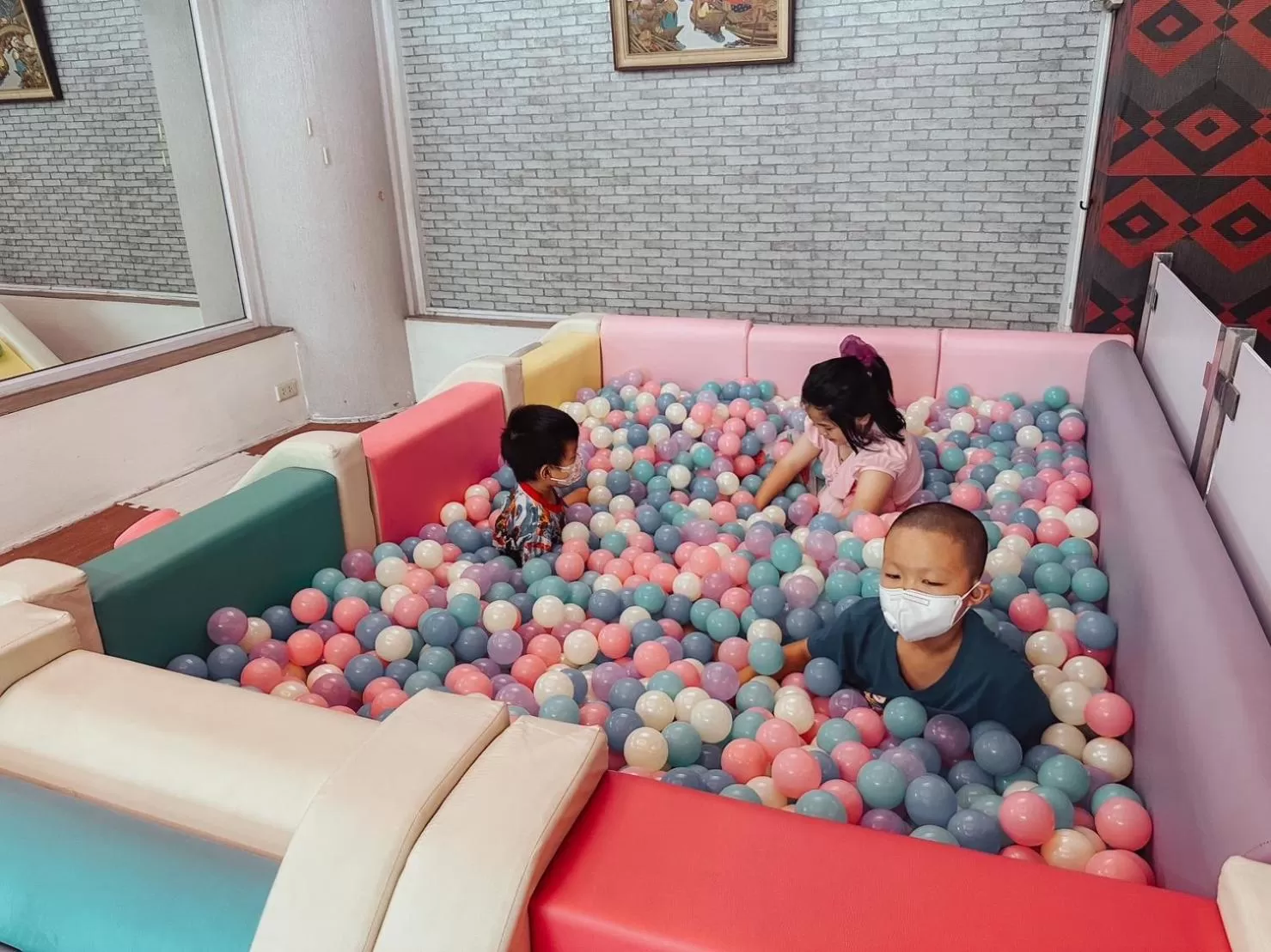 People in Hotel De Khuvieng