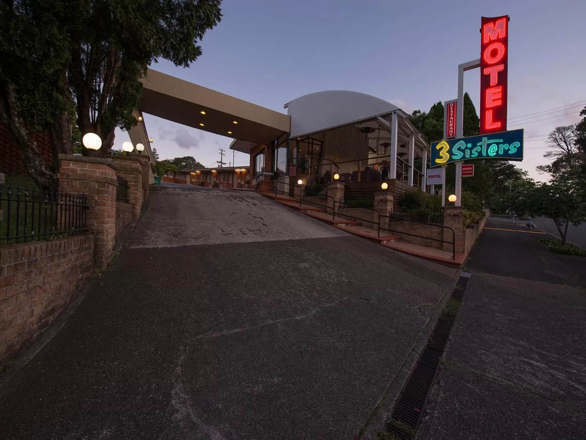 Facade/entrance, Property Building in 3 Sisters Motel