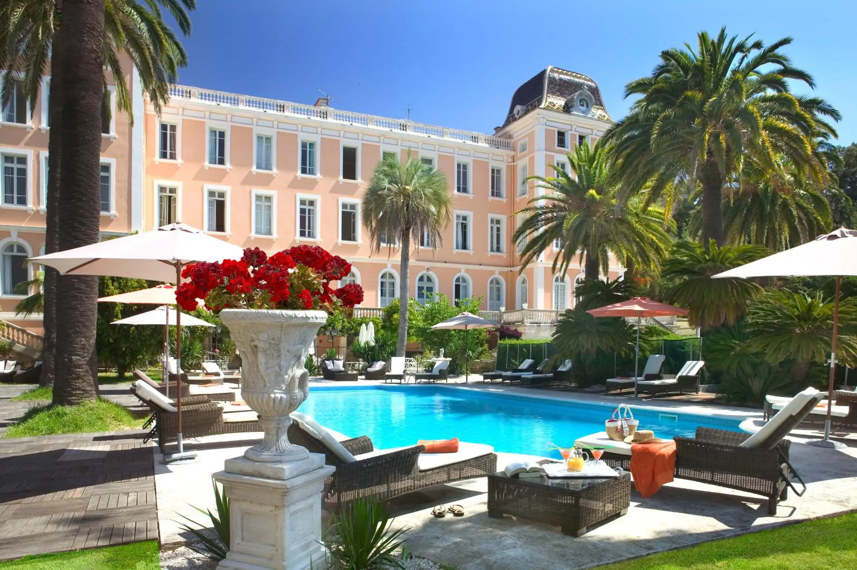 Facade/entrance, Swimming Pool in Hotel l'Orangeraie