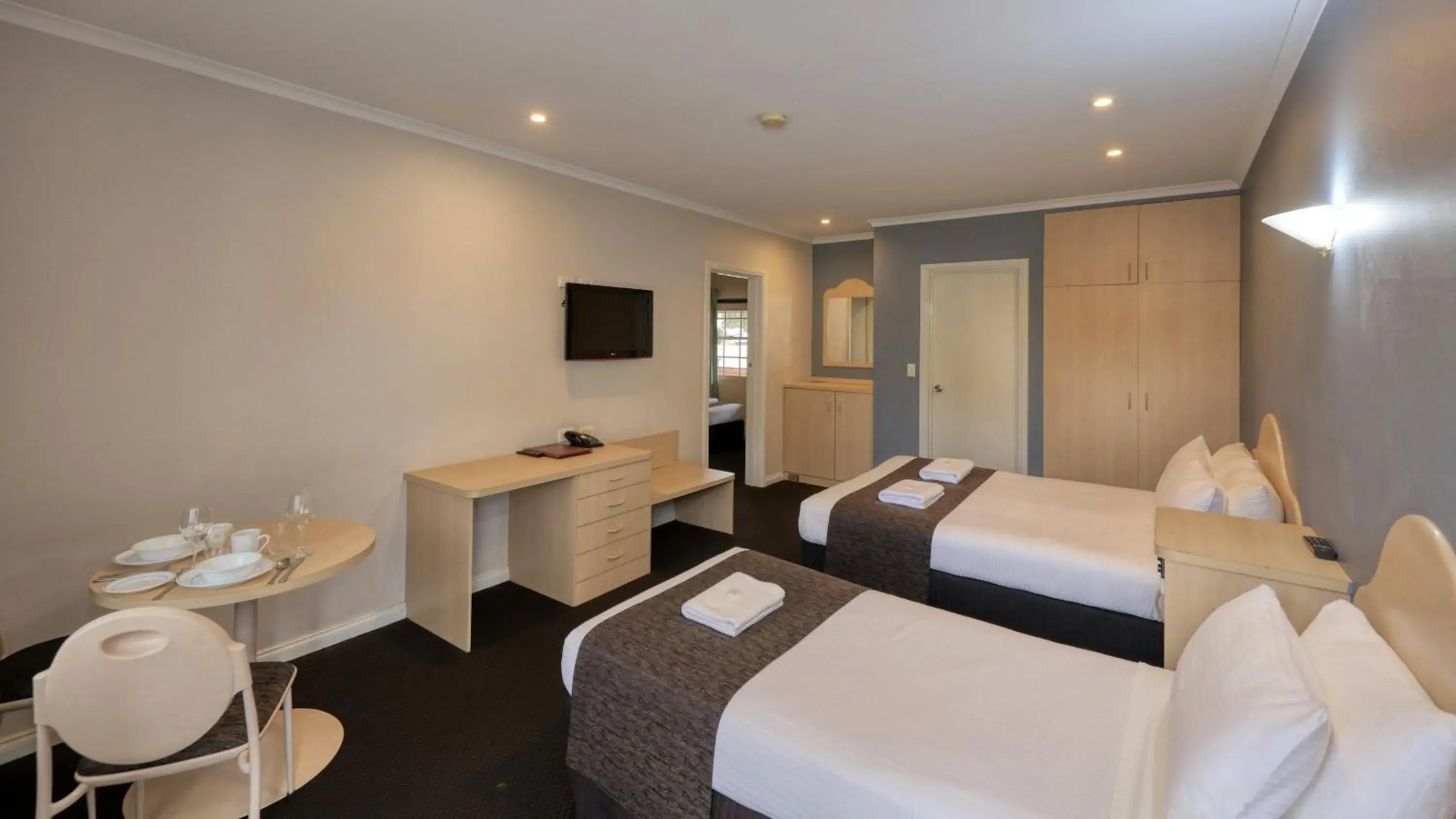 TV and multimedia, Bed in Charles Rasp Motor Inn & Cottages TV and multimedia, Bed in Charles Rasp Motor Inn & Cottages