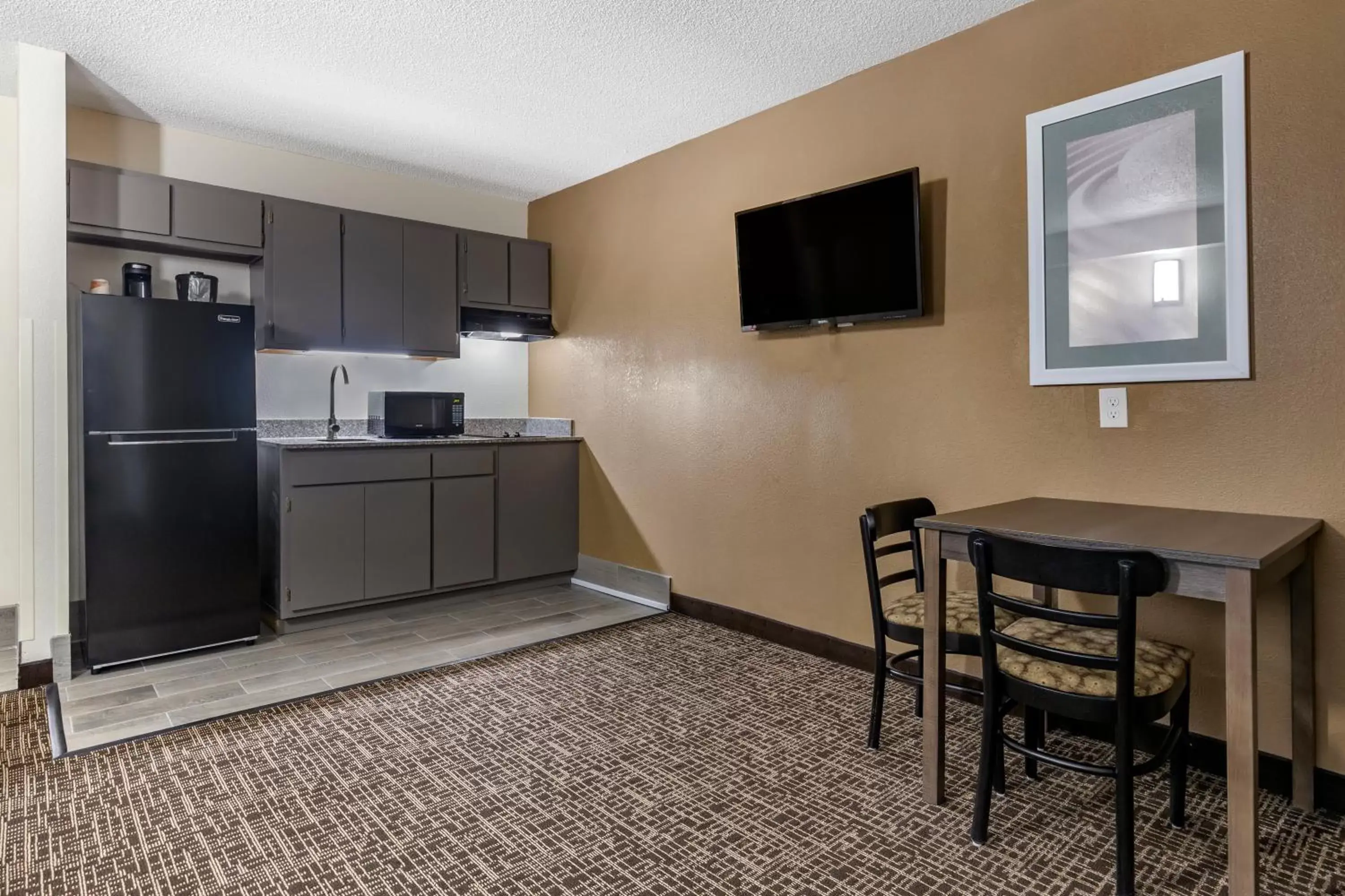 Kitchen or kitchenette, Kitchen/Kitchenette in Quality Inn & Suites Spring Lake - Fayetteville Near Fort Liberty