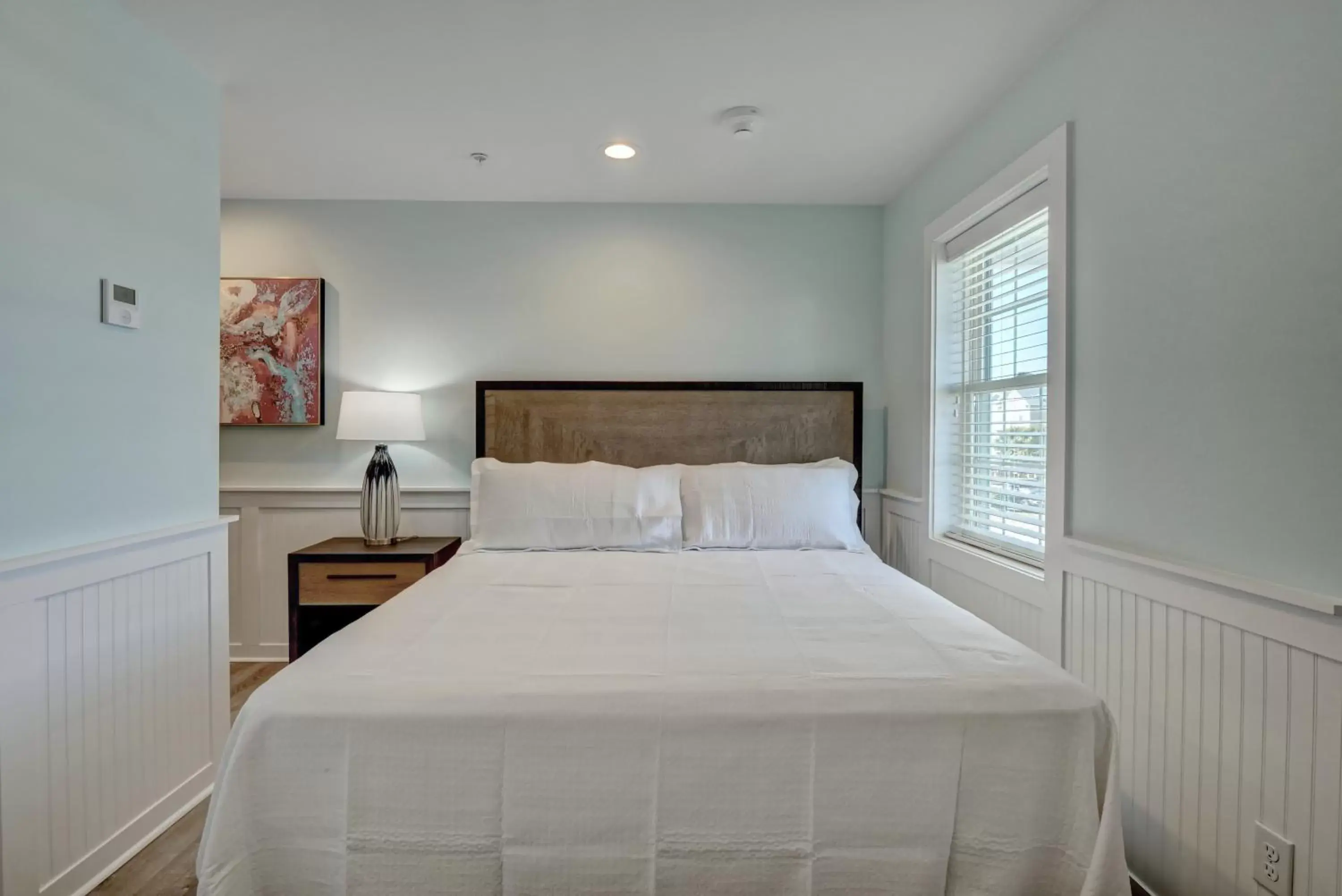 Property building, Bed in Loggerhead Inn and Suites by Carolina Retreats