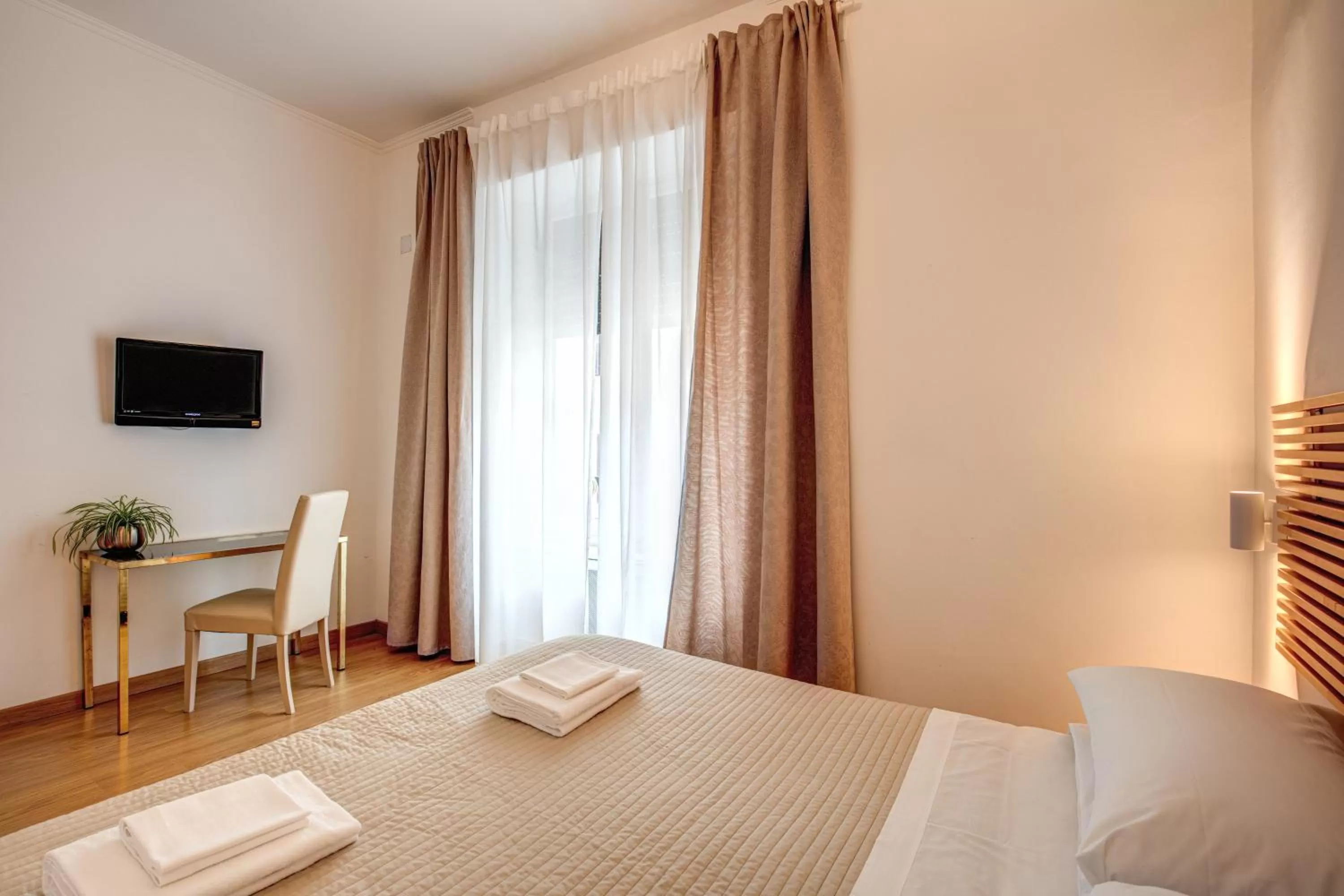 Bedroom, Bed in Hotel King