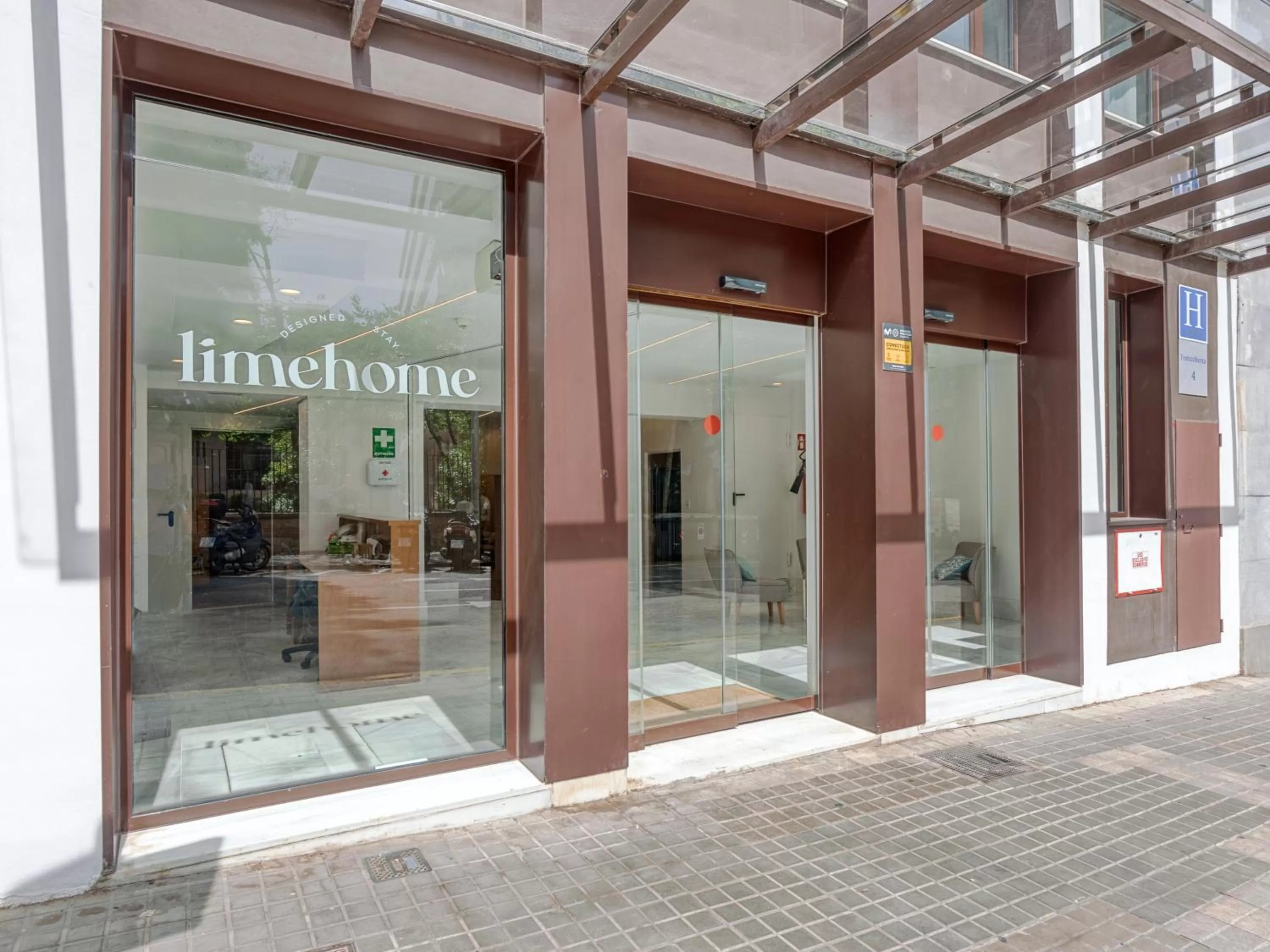 Facade/entrance in Limehome Barcelona Carrer de Fontcoberta - Digital Access