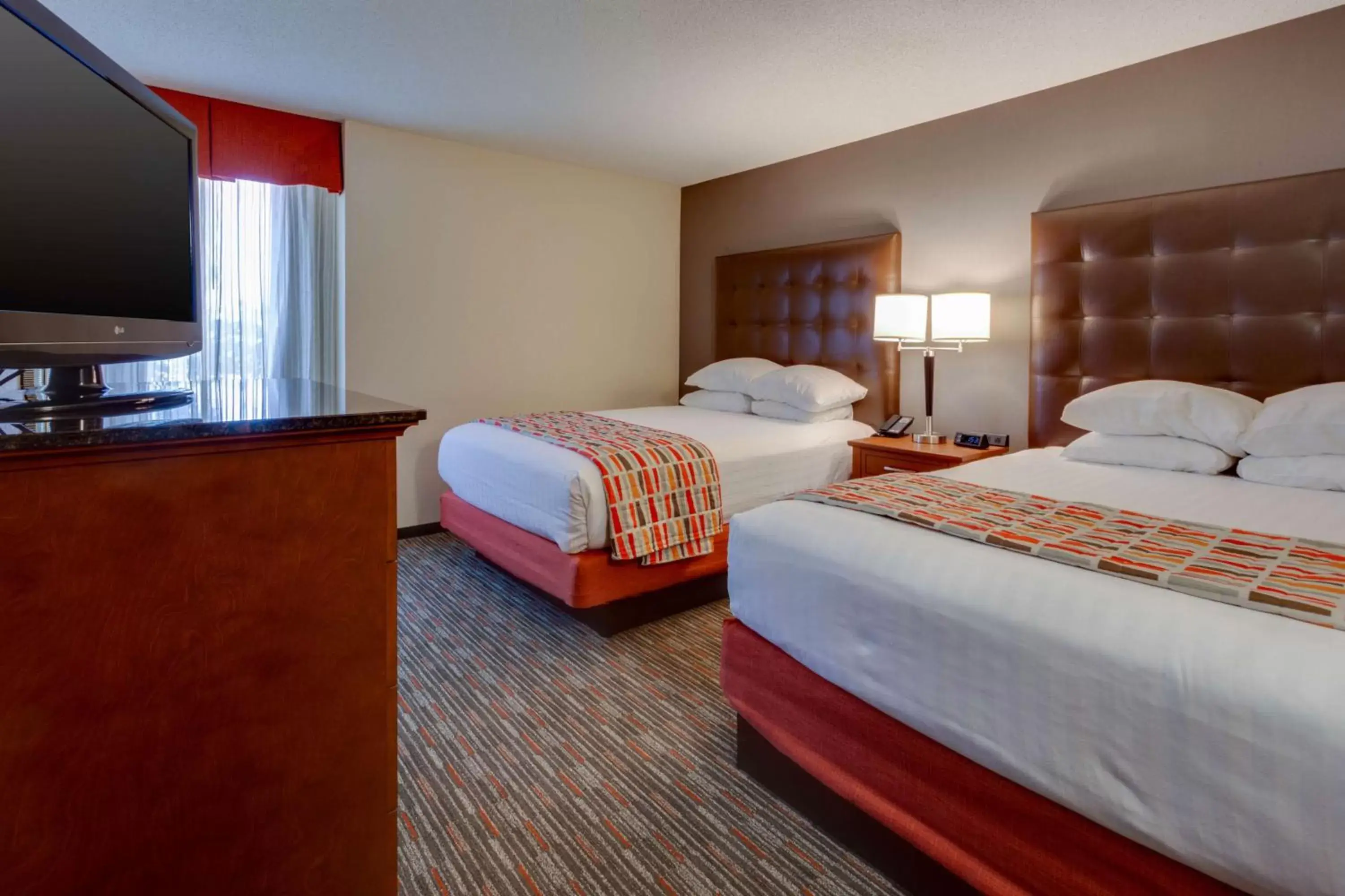 Photo of the whole room, Bed in Drury Inn & Suites Memphis Southaven