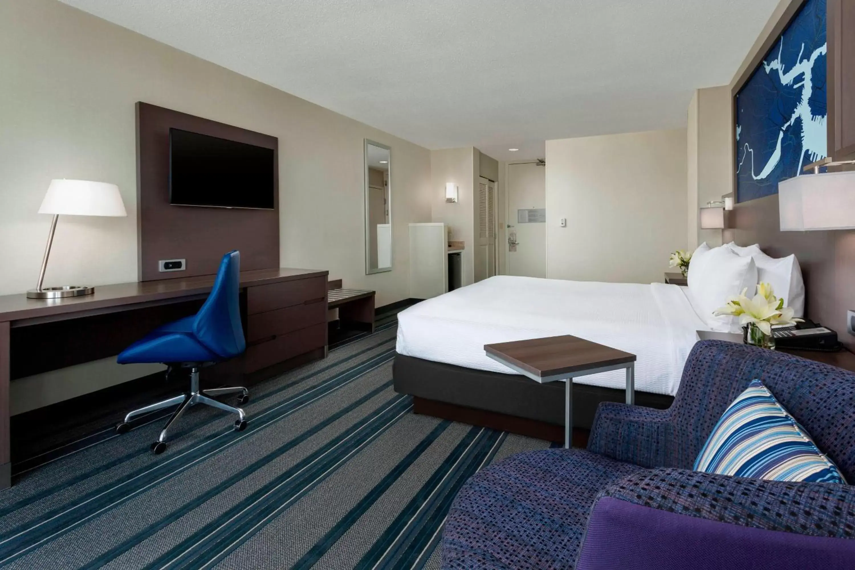 Photo of the whole room, Bed in Courtyard by Marriott Boston Cambridge