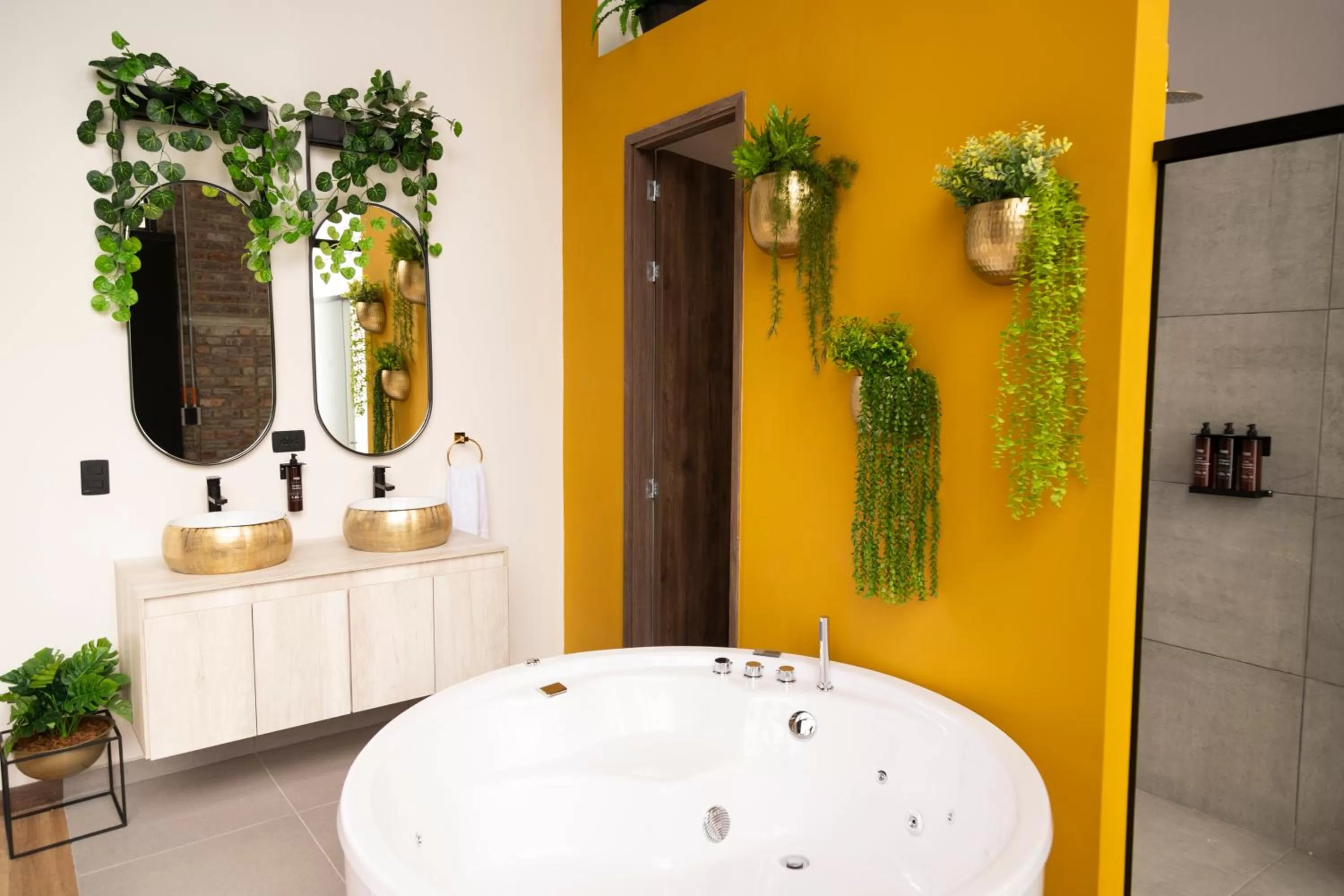 Hot Tub in Royal Living Poblado