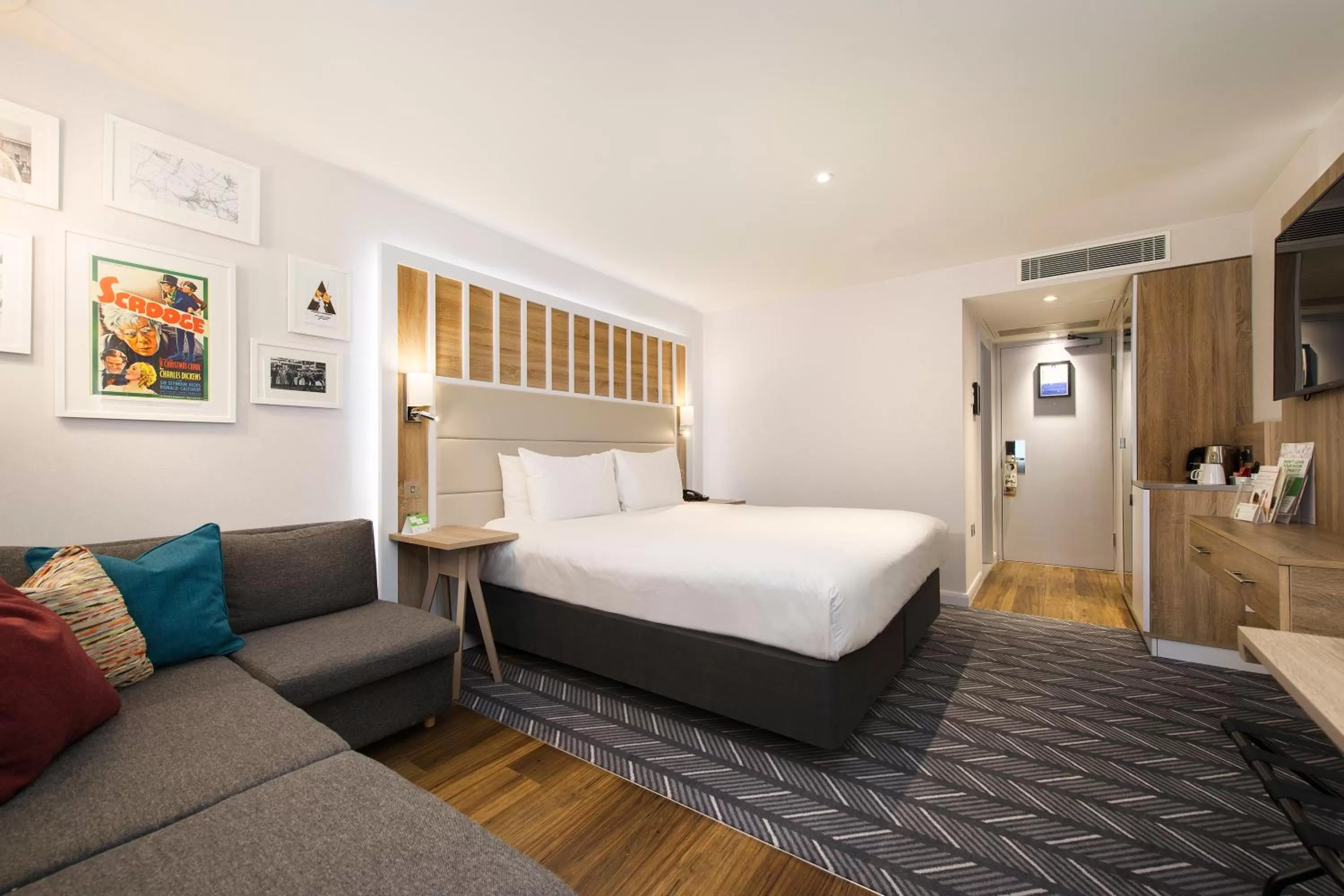 Photo of the whole room, Bed in Holiday Inn London-Shepperton by IHG
