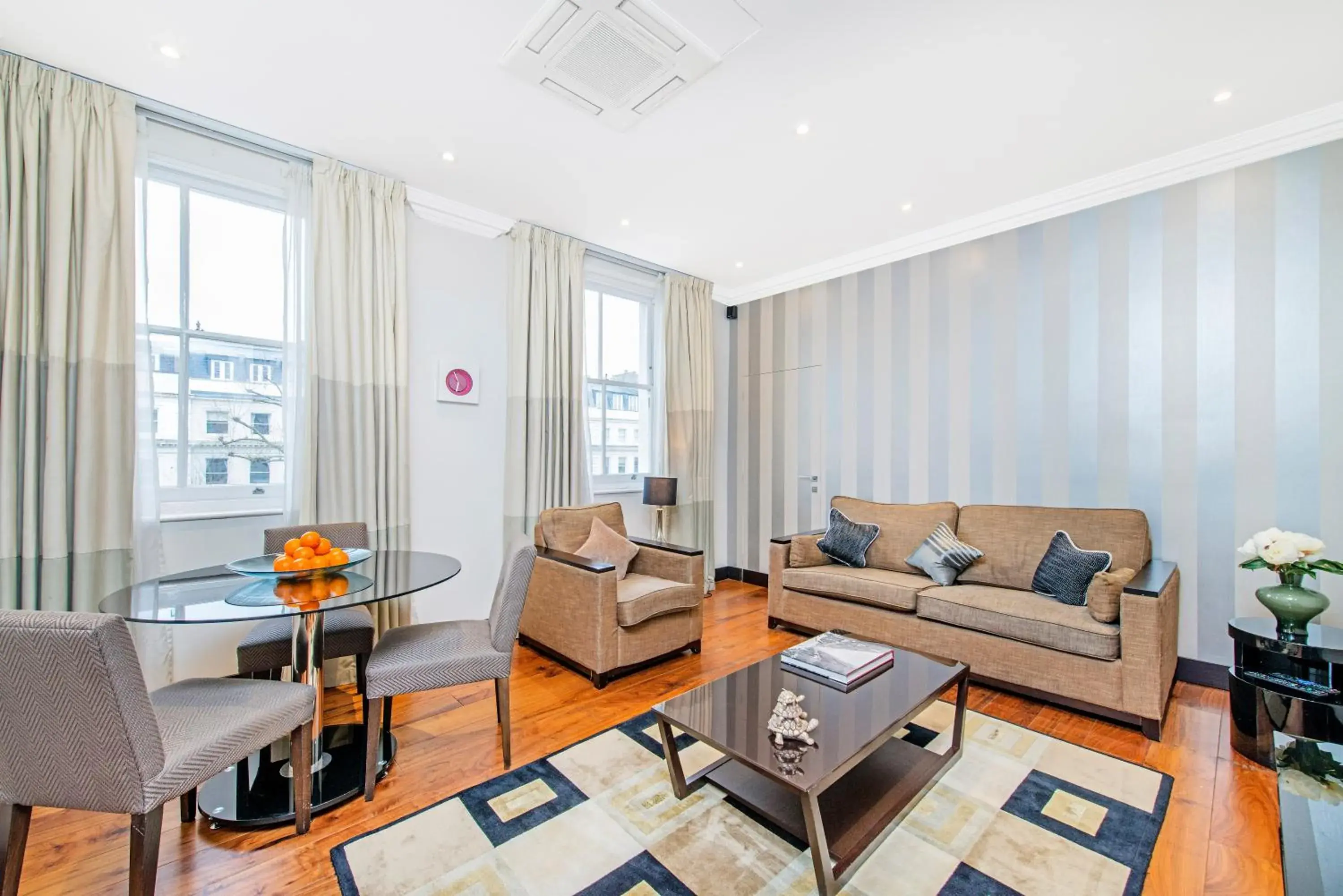 Deluxe One-Bedroom Apartment in 130 Queen's Gate Apartments