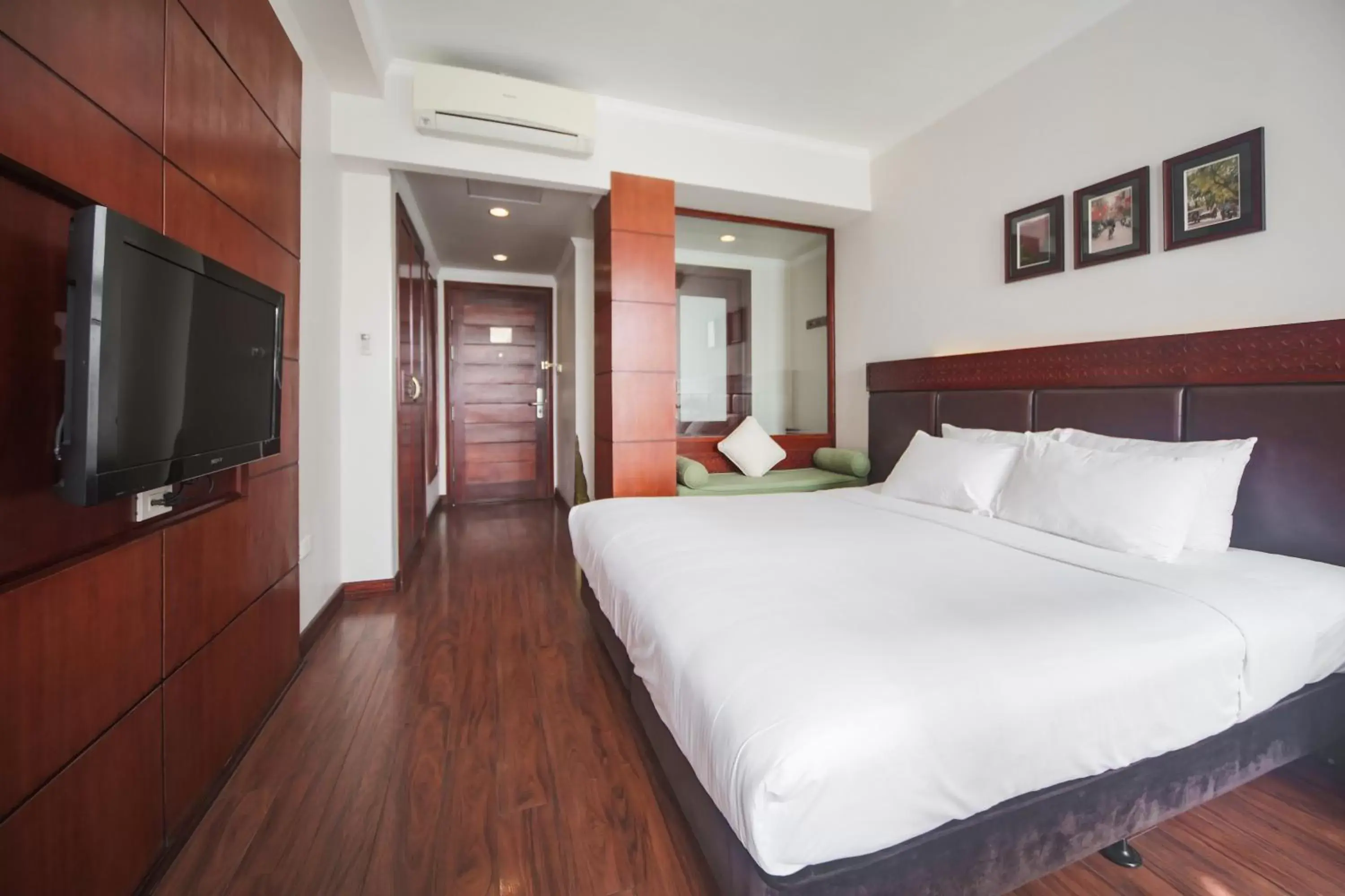 Bed in Hanoi E Central Luxury Hotel & Restaurant