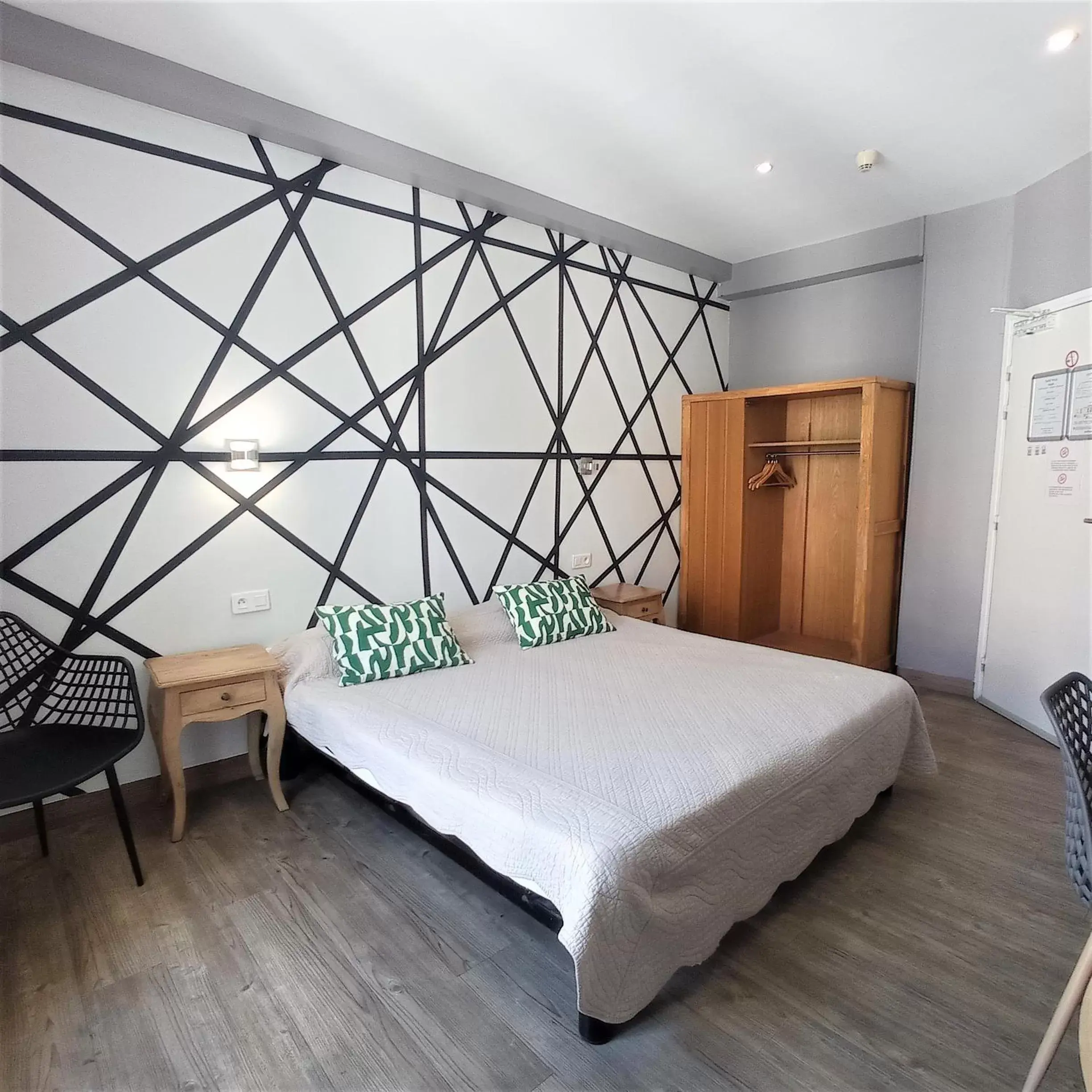 Photo of the whole room, Bed in H33 Hôtel