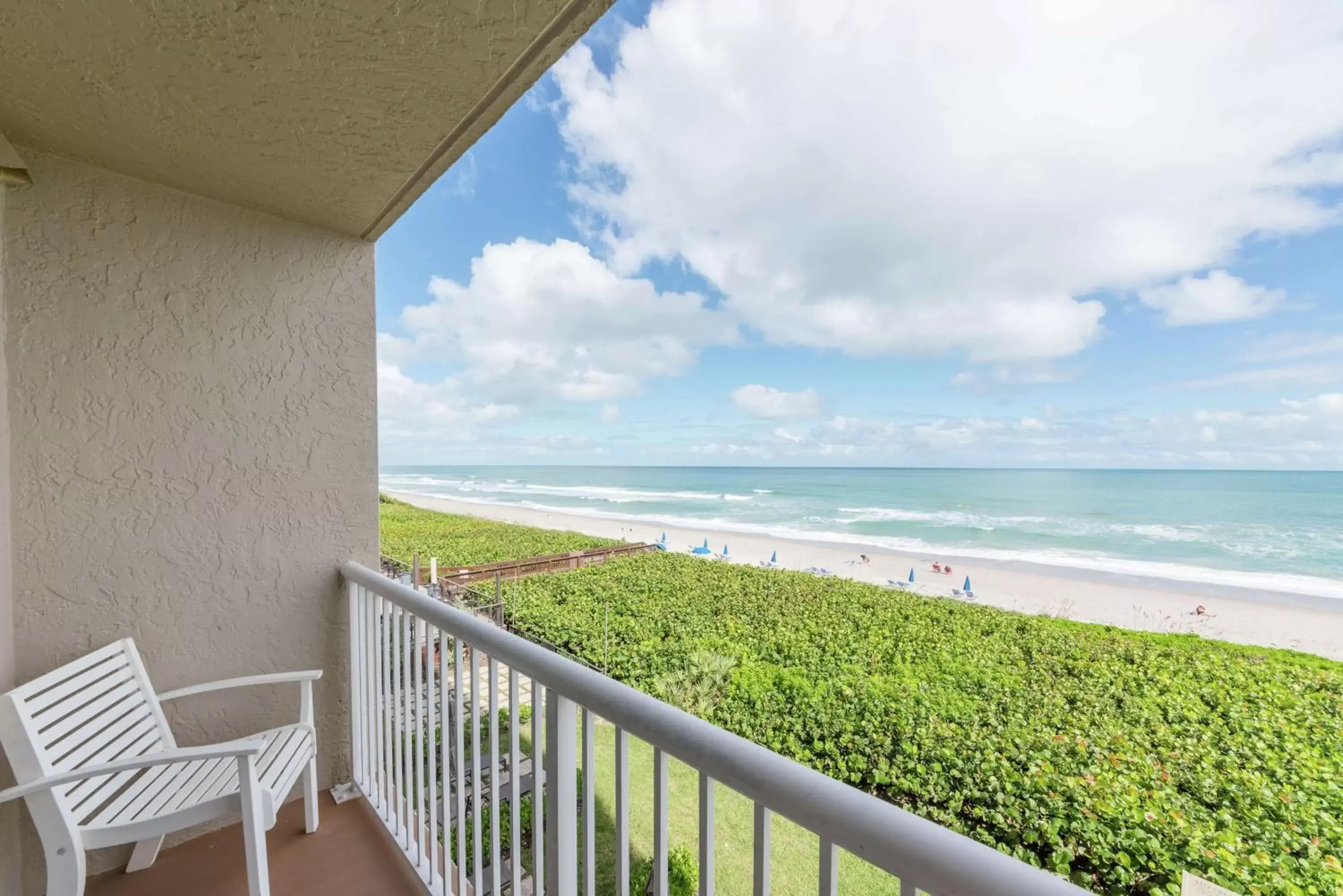 Bed, Balcony/Terrace in DoubleTree Suites by Hilton Melbourne Beach Oceanfront