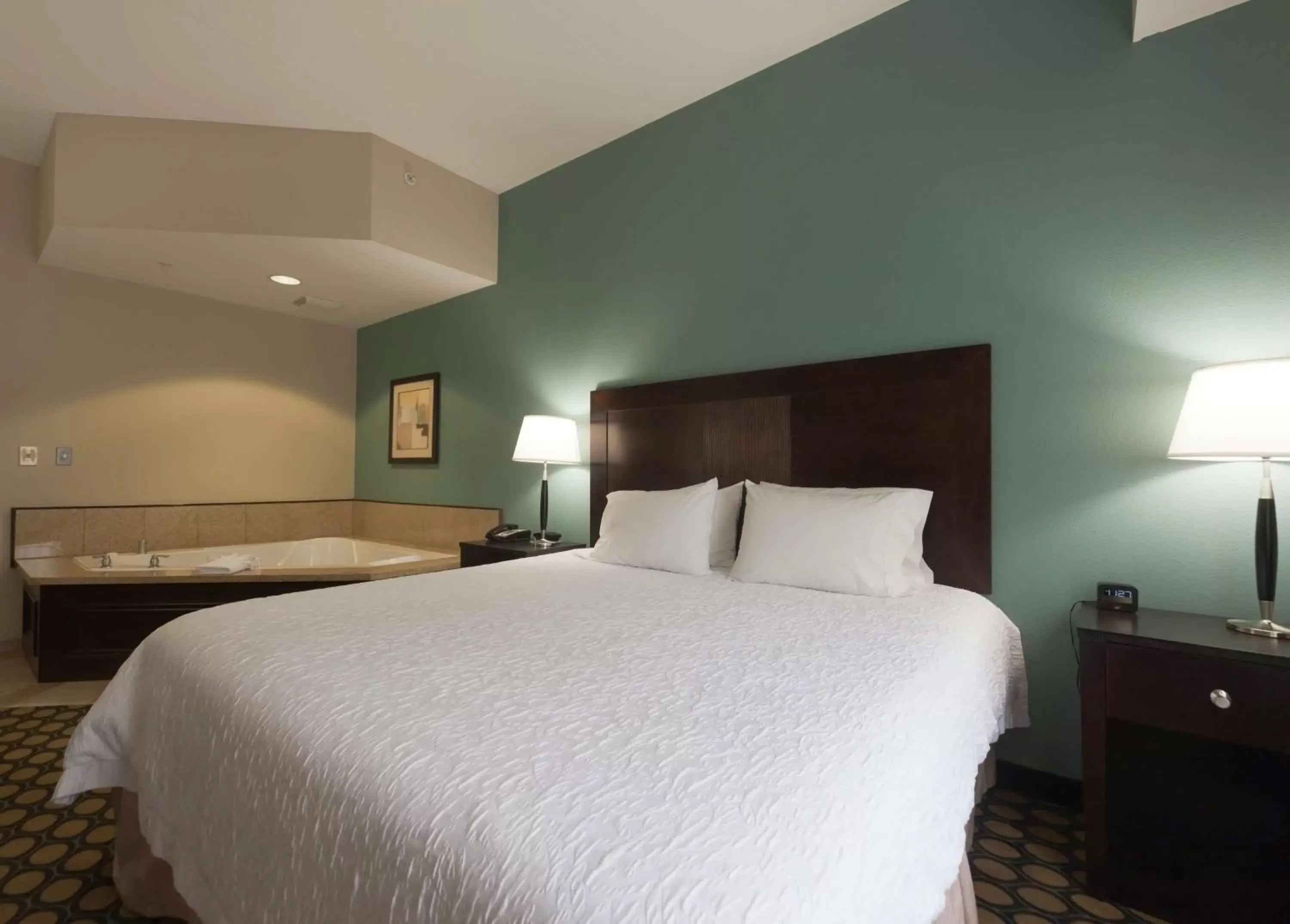 Bathroom, Bed in Hampton Inn North Brunswick